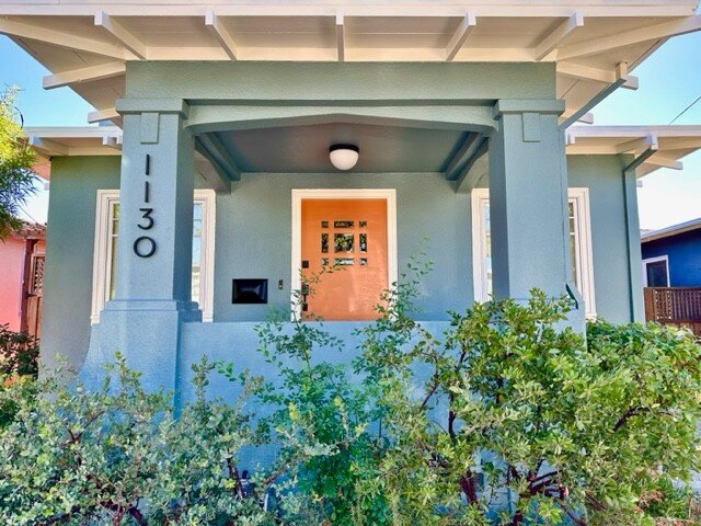 🍂 BEFORE &amp; AFTER 🍂 Fall vibes got us seeing orange like never before! 🧡 We couldn't resist using this warm, elevated orange color for our latest project listed by @katemccaffreyhomes @compass at 1130 Fountain St. in Alameda. And guess what? As