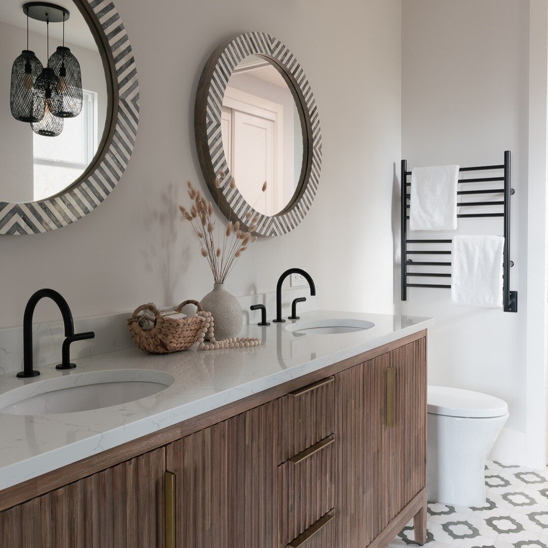 🚿✨ Day 2 of our J+S Oakland bathroom design reveal! ✨🛁 

Can we just take a moment to admire the sheer visual delight of this space? 😍 From the elegant fluted vanity to the captivating chevron mirror, every detail is a testament to refined taste a