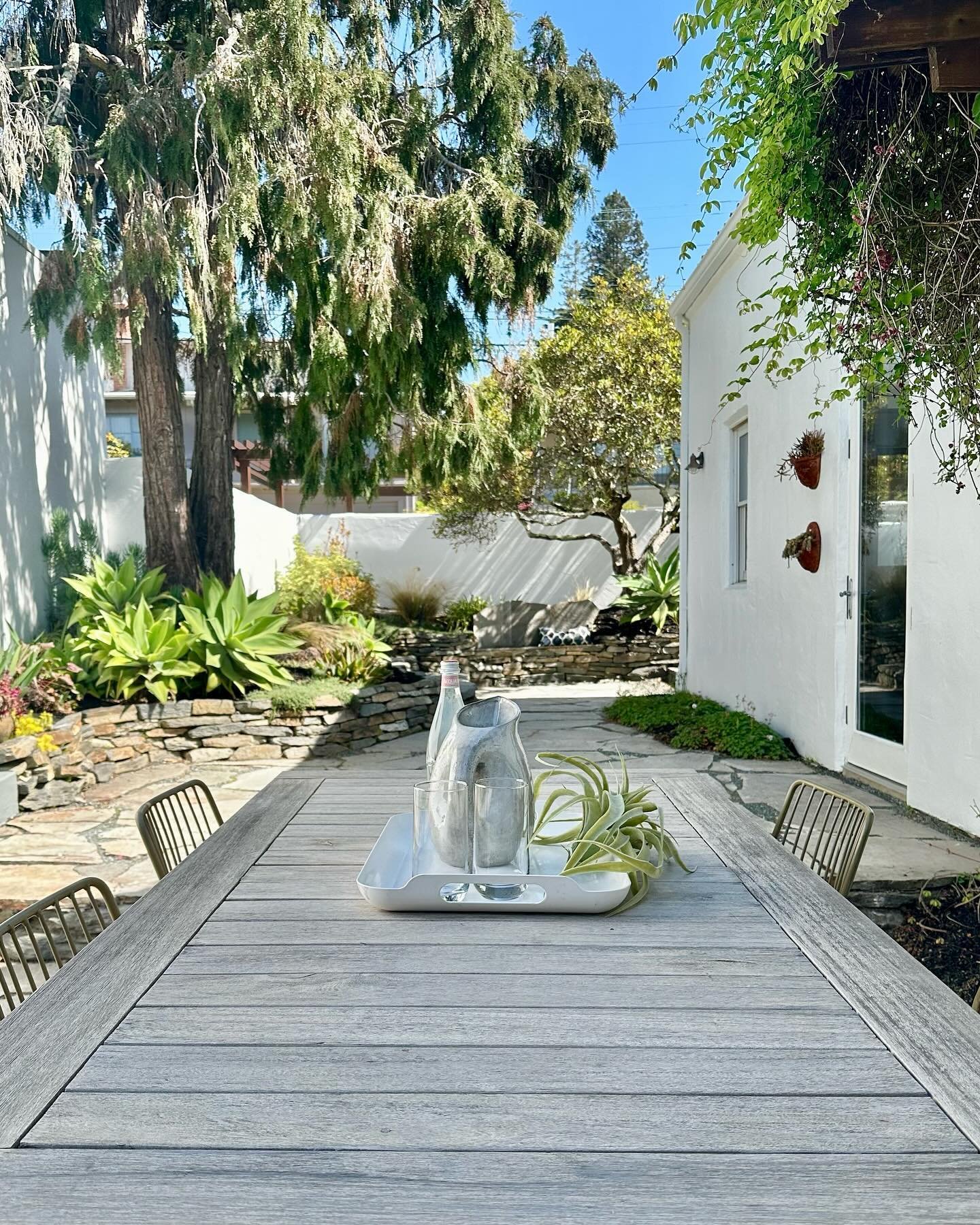 TGIF, PEOPLE 🥂 Can we get an Amen??? We are straight feeling this sunny weather and ready for summer ☀️ Had to share pics from this gorgeous garden we staged on Amy Drive listed by @michaelthompsonrealestate 👏🏻 No surprise this cutie is already pe