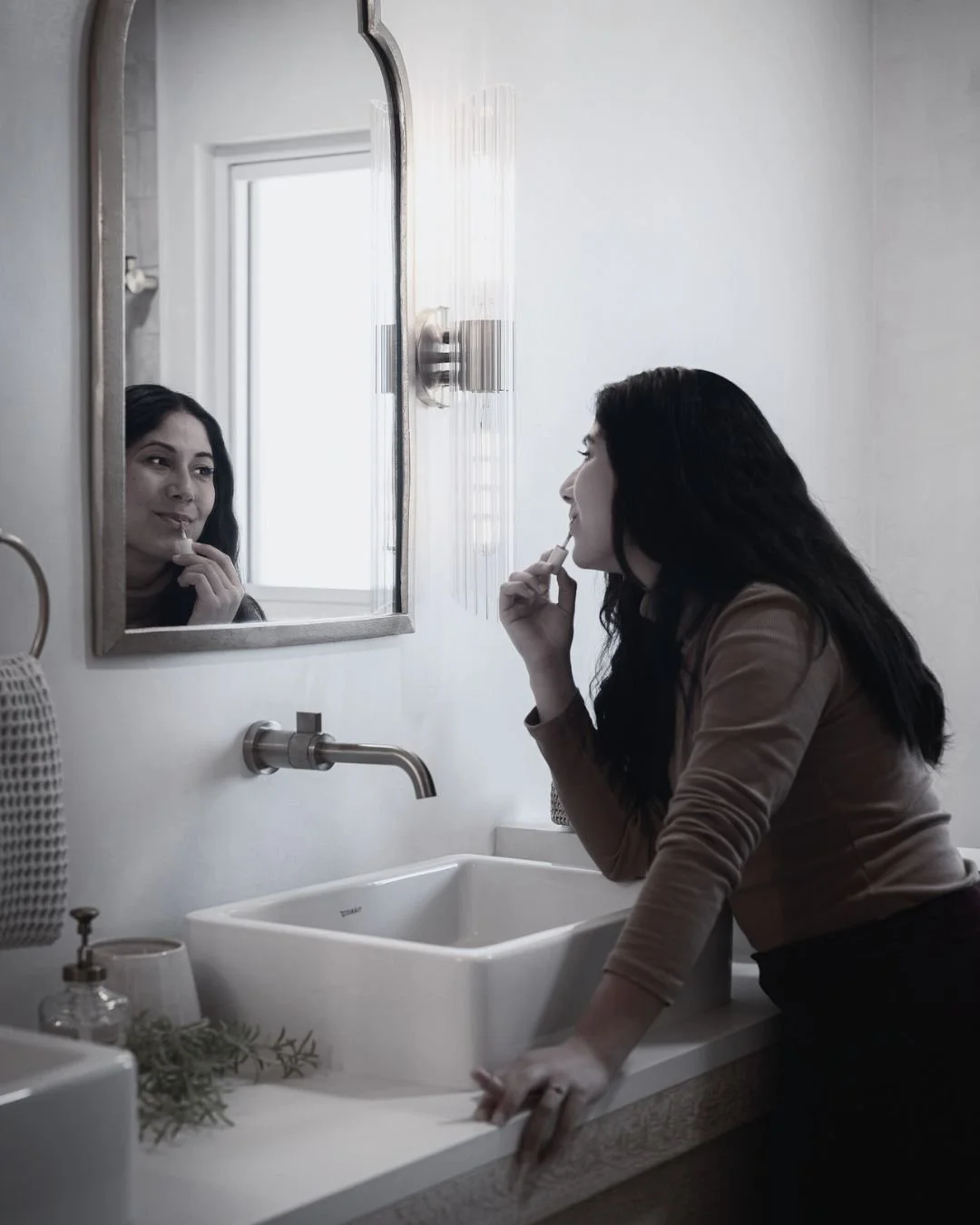 Something about this bathroom has our client V. smiling… but what could it be? 🪞✨
All will be revealed next week. Stay tuned. 👀
#BathroomGoals #DesignSecrets #InteriorInspo #TheHomeCo #DesignThatMoves