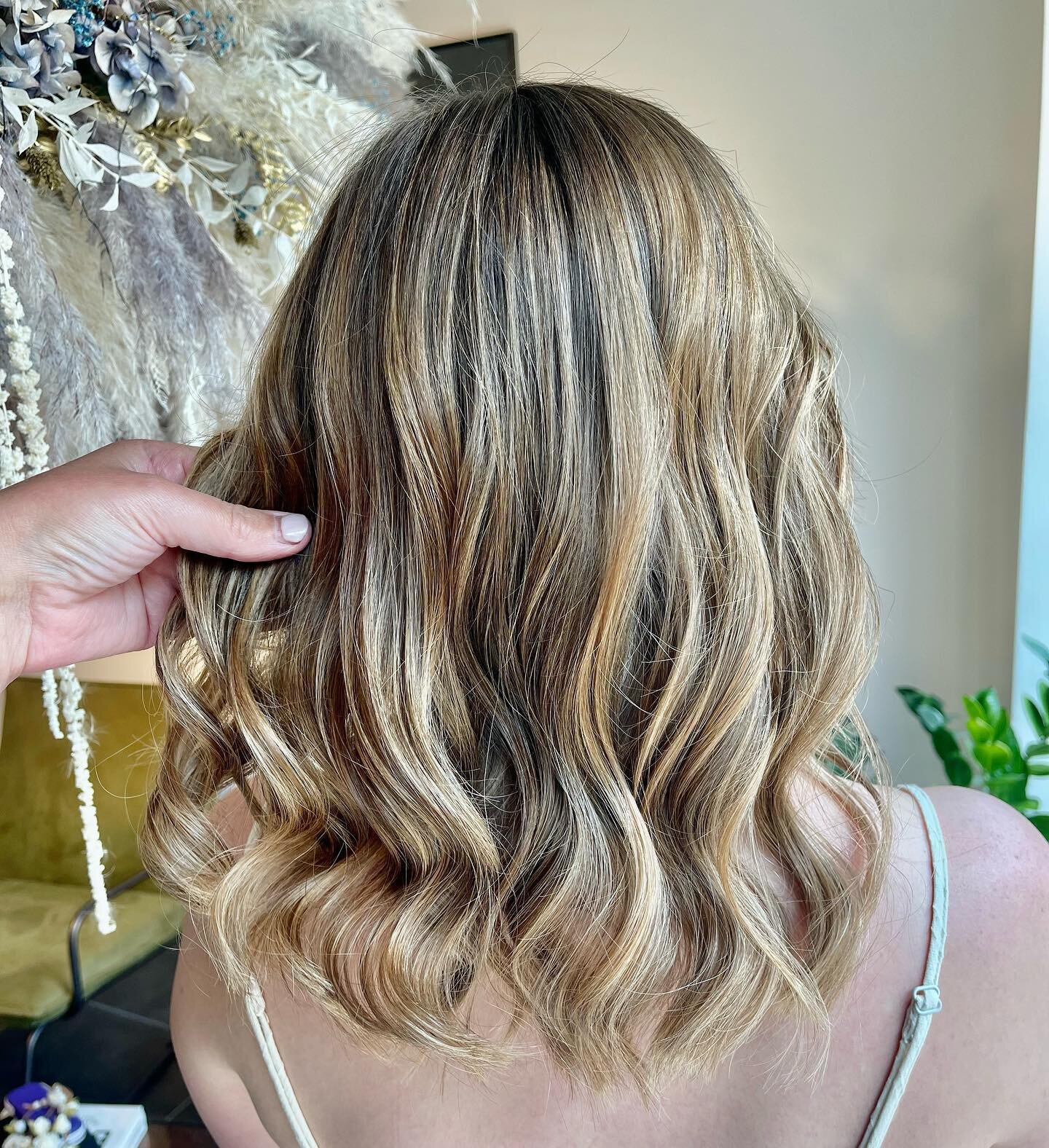 Summer hair don&rsquo;t care ☀️

Ik plaatste een teasy painting techniek die het haar heel wat tinten heeft opgelicht maar toch heel natuurlijk overvloeit om geen heavy uitgroei te krijgen 💛

Ready to rock this hair all summer long! 

#blondehair #k