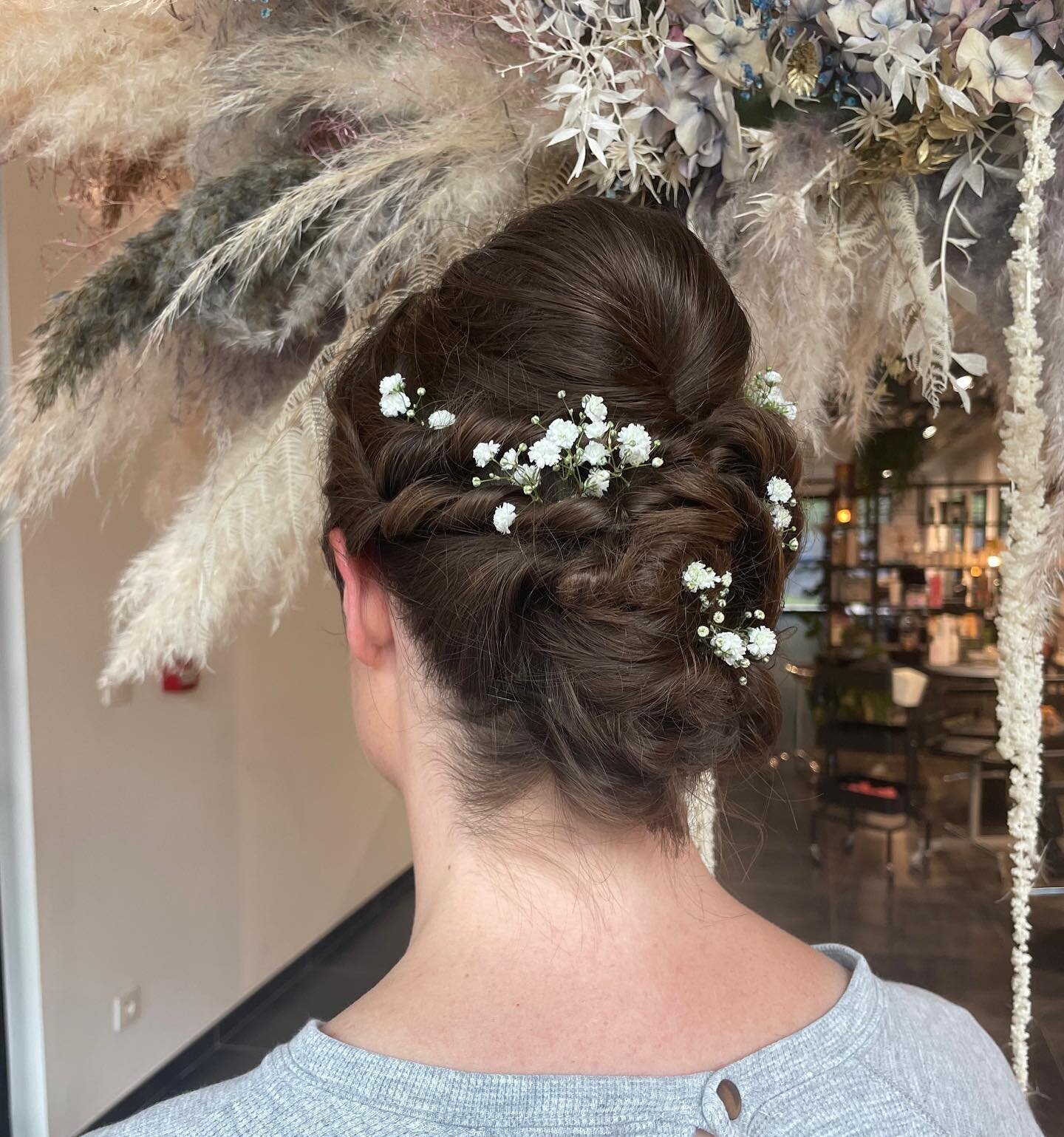 Love is in the hair 💛 
⠀⠀⠀⠀⠀⠀⠀⠀⠀
Heb jij binnenkort een feestje in je agenda staan en wil je je geen zorgen maken over je haar? Kom dan langs om je haar te laten opsteken of stylen. Ook voor je make-up kan je bij ons terecht! 
⠀⠀⠀⠀⠀⠀⠀⠀⠀
 #kleurspeci