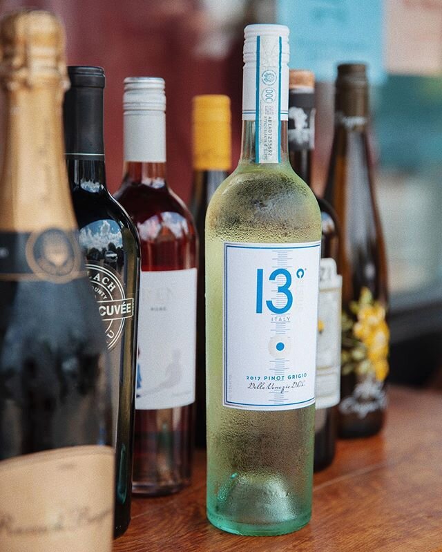 There&rsquo;s nothing as refreshing as a crisp white wine in this heat. Don&rsquo;t forget! We&rsquo;re offering $15 bottles of wine for pick up! Select bottles only. #frontrange #fairway #wine
📷: @blamilton_