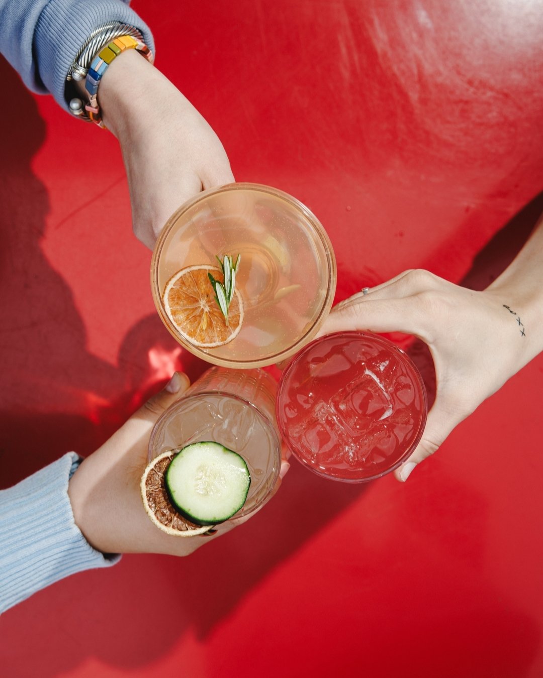 Patio sips deserve to be drank on the PATIO! Send to someone you want to get drinks with this weekend 🍸