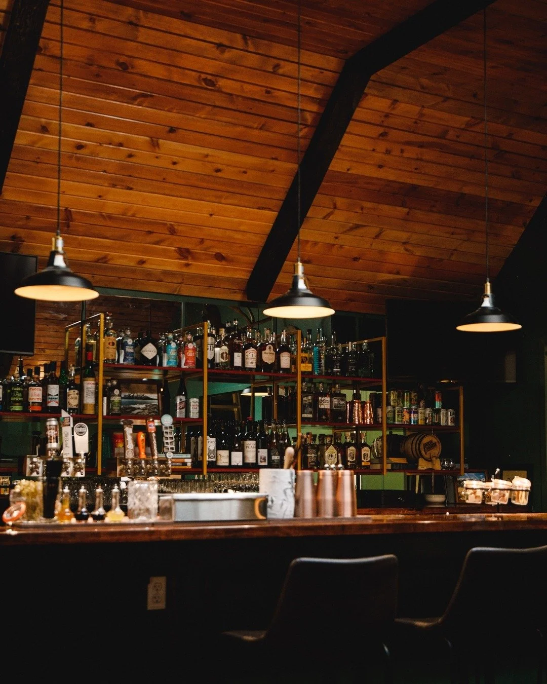 One of the coziest corners of the cabin🪵 Perfect for a study spot, to grab a drink with a buddy, or to chat with your bartender about our Night Caps🪓