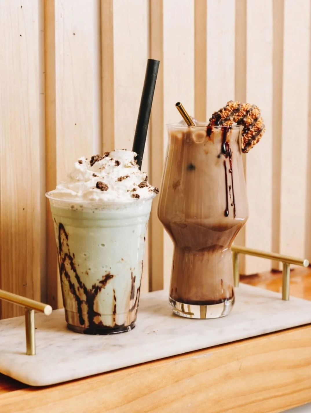 it&rsquo;s National Girl Scout Day so ALL Girl Scout Drinks are $5!!! This is the last weekend they&rsquo;ll be available, so get em while you can!
🍋 Lemon Vanilla Matcha Latte
🍫 KC Caramel Delight Latte
👩&zwj;🍳 Shortbread (Trefoils) Latte
🏔️Thi