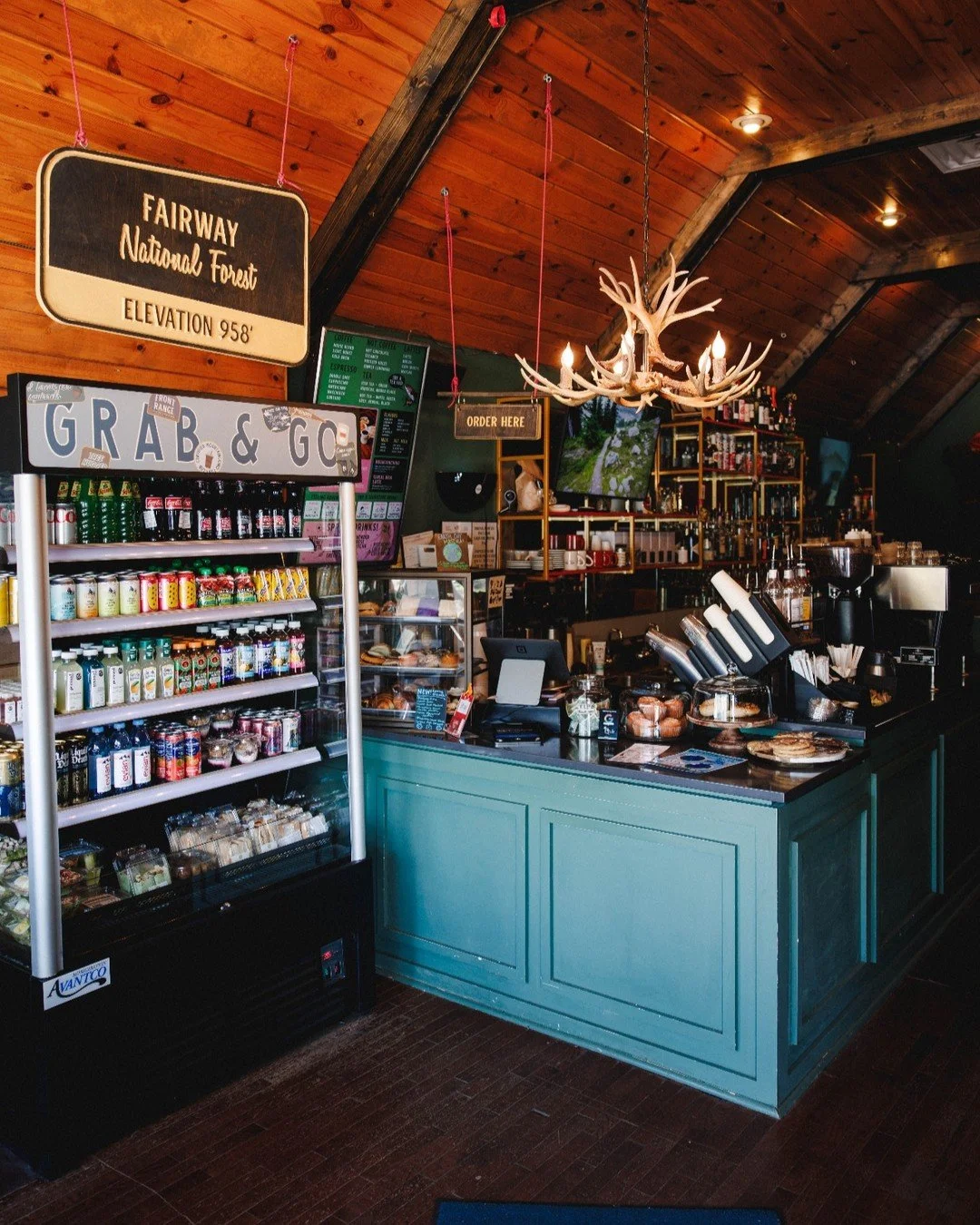 your quaint neighborhood coffee shop🫎🌲 there's no where cozier🪵