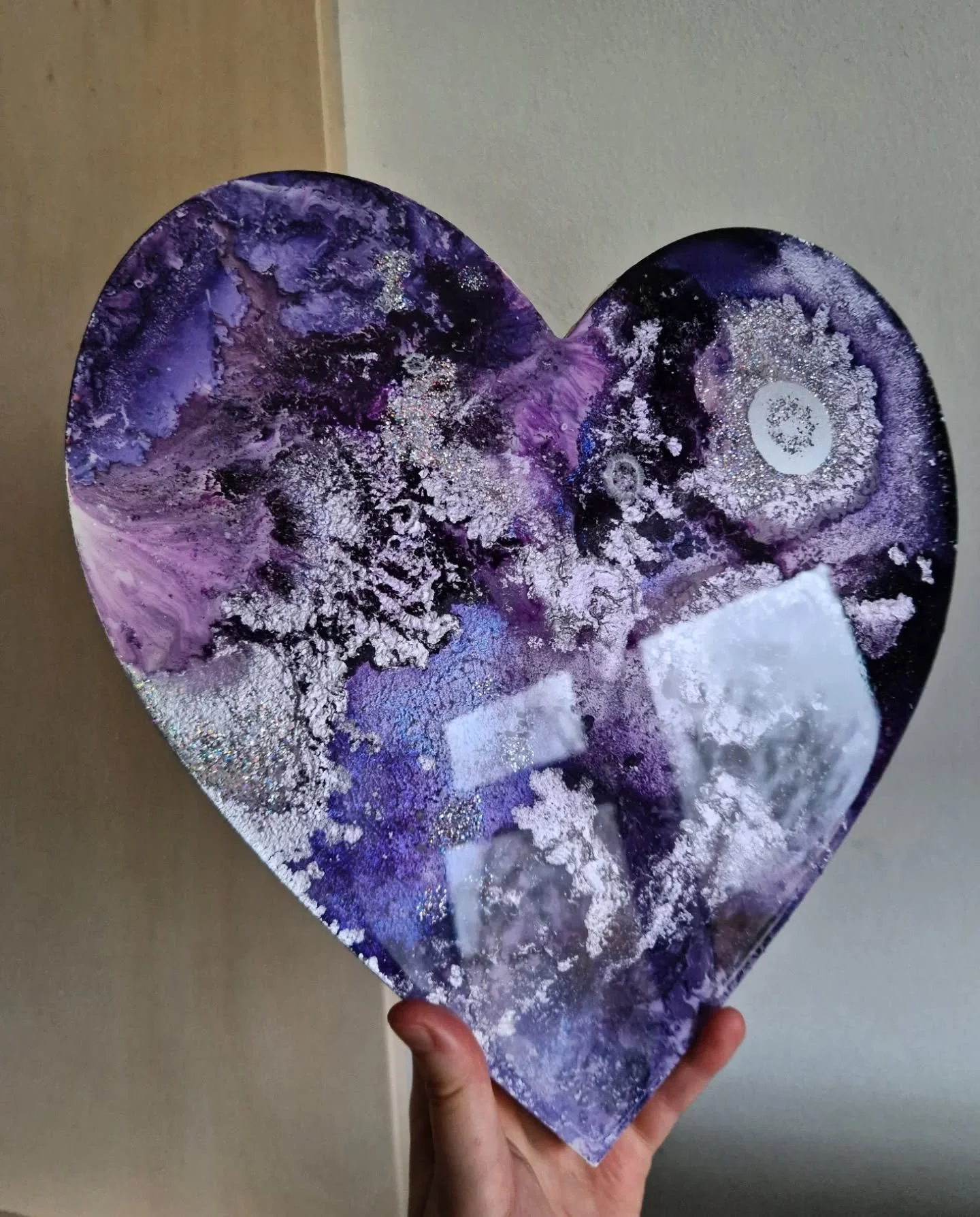 Hearts in progress 📸 

I'm making these hearts to honour my own self love journey. Since 2023 I've been on one hell of a ride when it's come to understanding and choosing myself. I've created pieces like 'Goddess' about women empowerment and 'When Y