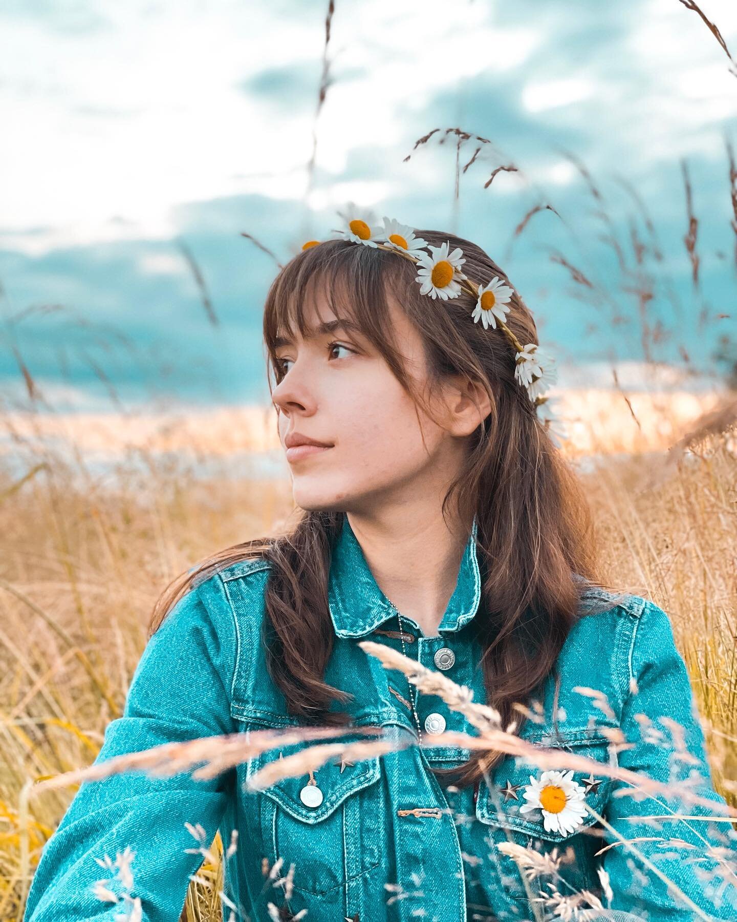Some iPhone portraits of @hnb503&mdash;. She&rsquo;d never made or worn a daisy crown&hellip; so we took care of that. 

#elfv_ng #vintagestyle #seniorportraits #daisycrown #pnwonderland