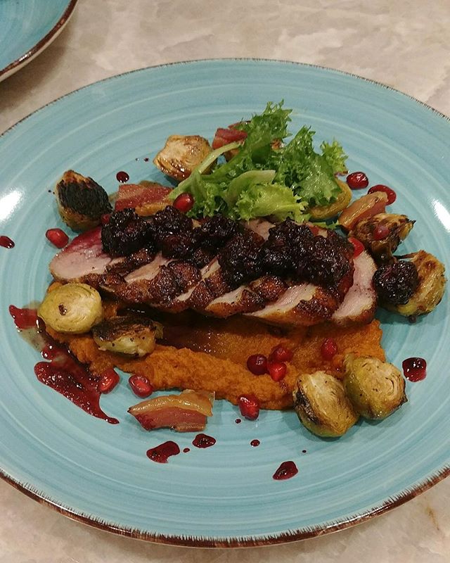 No filter needed.
Pan roasted marinated duck breast, spiced carrot pur&eacute;e, caramelized Brussels sprouts, pancetta lardons, blackberry gastrique, pomegranate seeds, endive.
#dankmorsels #chefmikey #hatchingtastebuds #youknowhowiget