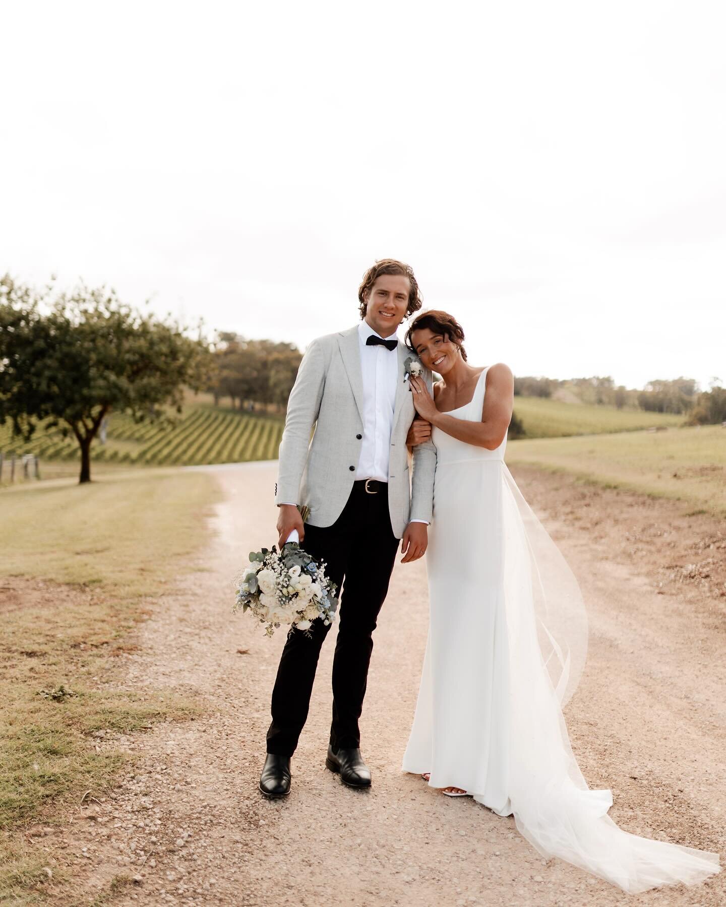 Justine + James 🫶🏽

venue / @longviewweddings @longviewvineyard 
photography / @wildbohoweddings 
videography / @wildbohoweddings 
dress / @calechebridal 
acoustic / @himandhermusic 
flowers / @emmakateau 
dj + sax / @entertainmentadelaide 
celebra