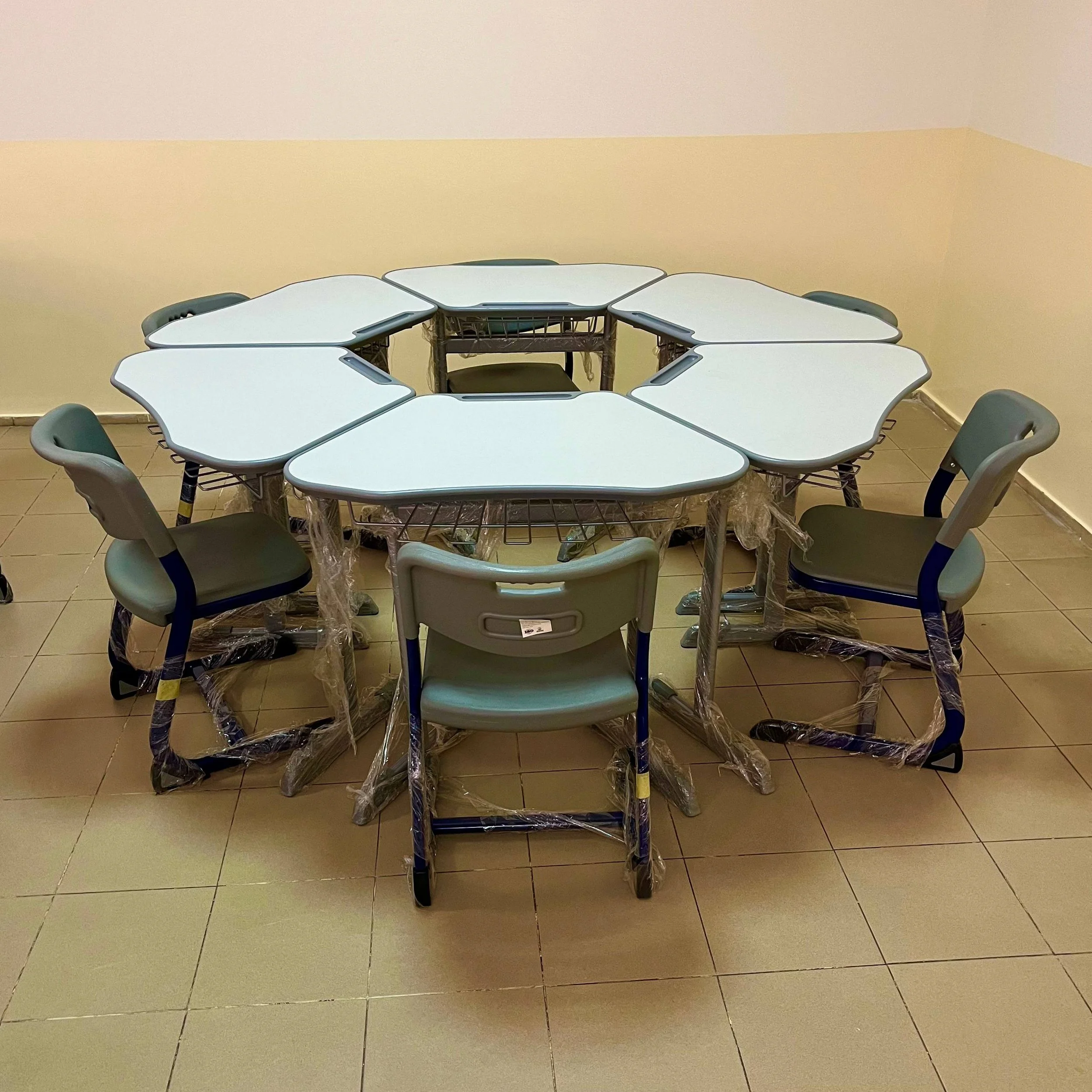 Collaborative classroom desks and chairs arranged in a group layout, designed to support teamwork, flexible learning, and modern educational environments.