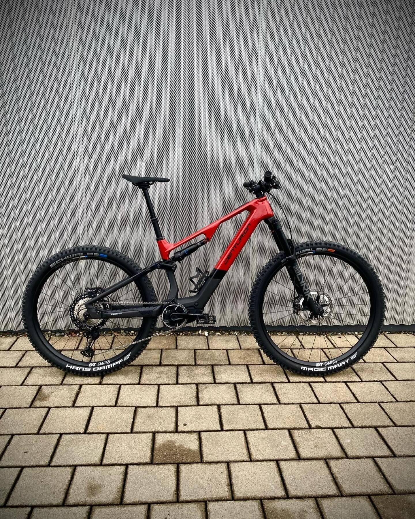 Entdecke die ultimative Freiheit auf zwei R&auml;dern mit dem Centurion No Pogo SL R6000i 🚲💨 Leicht, leistungsstark und hochwertig ausgestattet: Carbon-Rahmen, Bosch SX Antrieb, Shimano XT Komplettgruppe und das Rock Shox Select+ Fahrwerk machen di