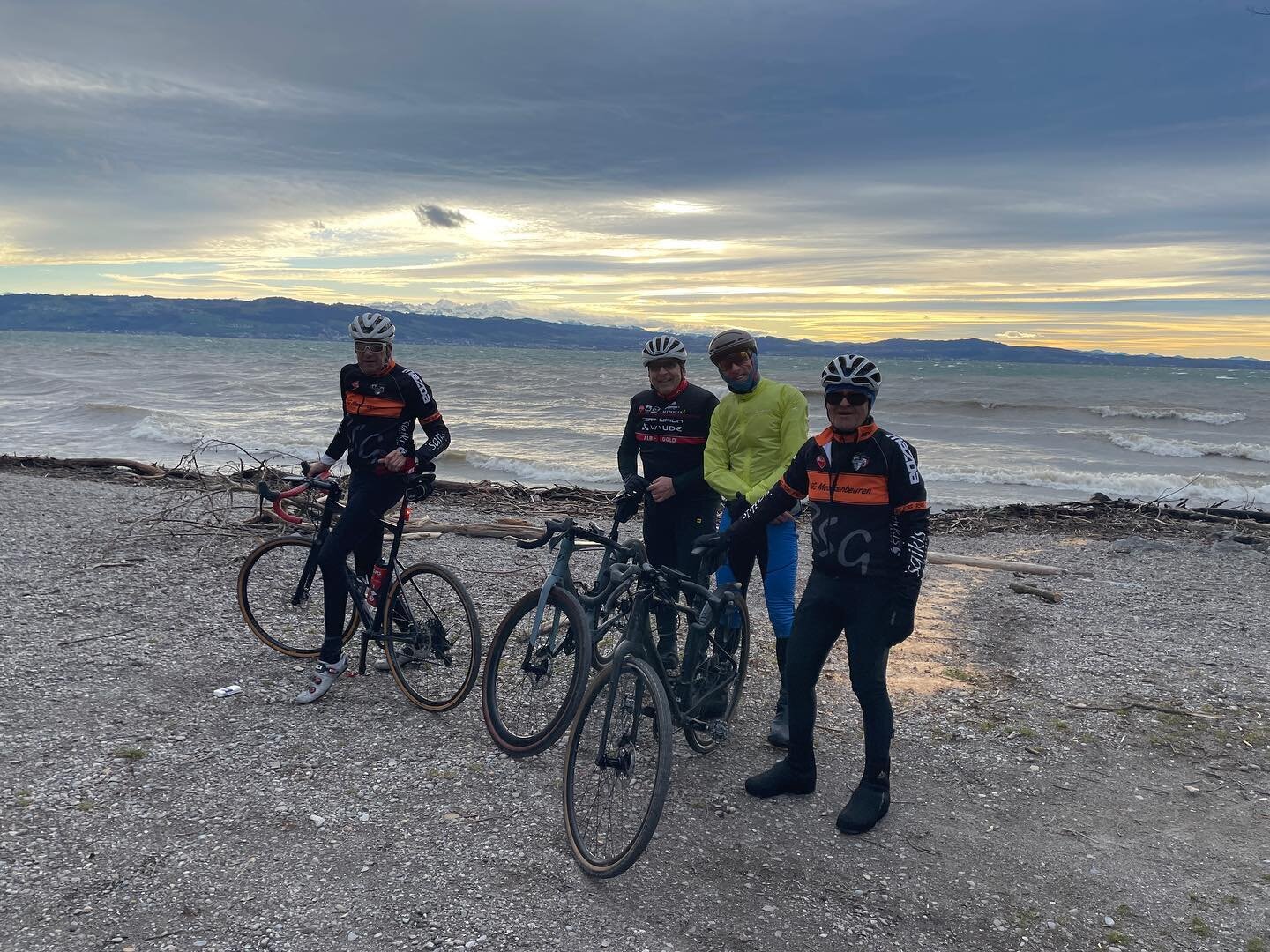 St&uuml;rmische Gravel Runde am See entlang. Wir w&uuml;nschen
sch&ouml;ne Weihnachten und Feiertage!🚴&zwj;♀️🎄🍷🎅🏻✌🏻
- und sagen
DANKE!  #wirf&uuml;reuch #bodensee
#saiklsmeckenbeuren
#supportyourlocalbikeshop