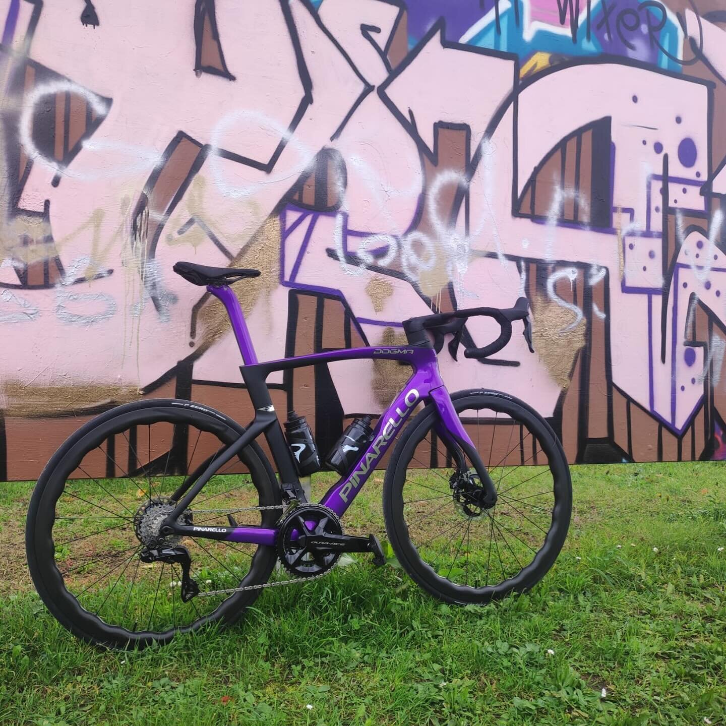 Manche R&auml;der machen einfach sprachlos&hellip;🤯💜

@pinarello_official Dogma F mit @shimanoroad Dura Ace samt Powermeter, @princetoncarbonworks Felgen auf @tuneblackforest Naben.

Ein Tr&auml;umchen - was meint Ihr?

#wirf&uuml;reuch #bodensee #