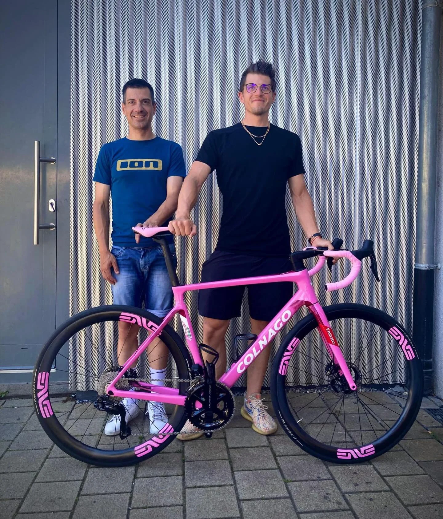 Lange stand es da &ndash; unser Schmuckst&uuml;ck im Schaufenster @colnagoworld 💞 V4Rs 🤩
Zu sch&ouml;n zum Fahren, dachten viele. Doch dann kam @yannickization . 🚴&zwj;♂️💨

Er hat sich getraut &ndash; und bringt das Rad nun endlich dorthin, wo es