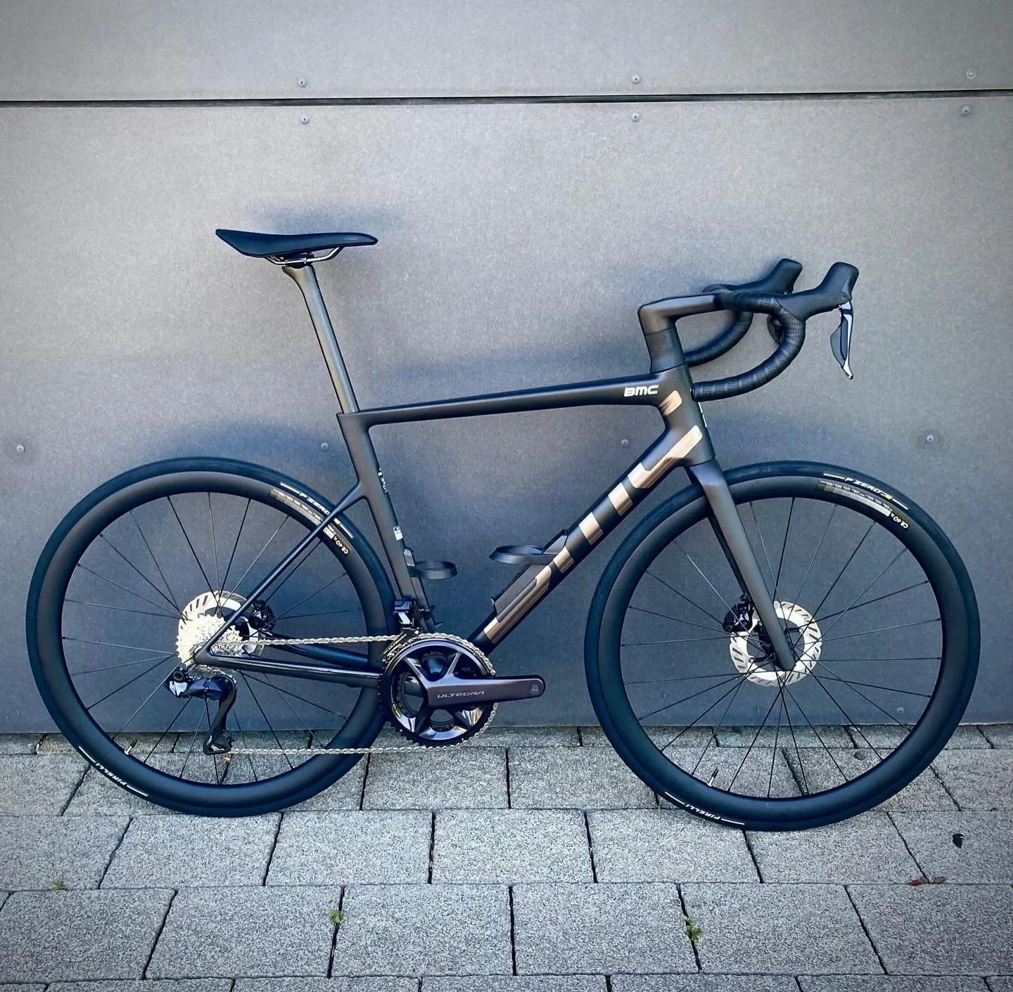 🔥 frisch eingetroffen: @ride_bmc SLR01 FOUR 🔥
Schweizer Ingenieurskunst trifft Rennrad-Perfektion &ndash; das BMC SLR01 FOUR ist leicht, steif und gebaut f&uuml;r pure Geschwindigkeit. Mit Shimano Ultegra Di2 und Aero-Cockpit einfach eine Augenweid