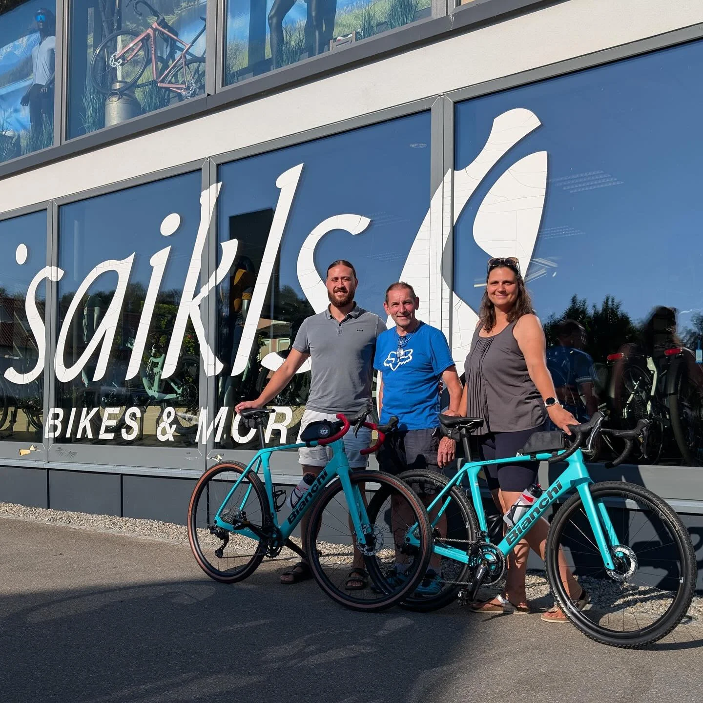 Ger&uuml;stet f&uuml;r das n&auml;chste Abendteuer ⛰️ - vielen Dank f&uuml;r euer Vertrauen und viel Spa&szlig; mit euren @bianchibicycles Impulso&lsquo;s! 🚵🏻&zwj;♀️🚵🏼&zwj;♂️

#wirf&uuml;reuch #carbonstattkondition #bodensee #saiklsmeckenbeuren #