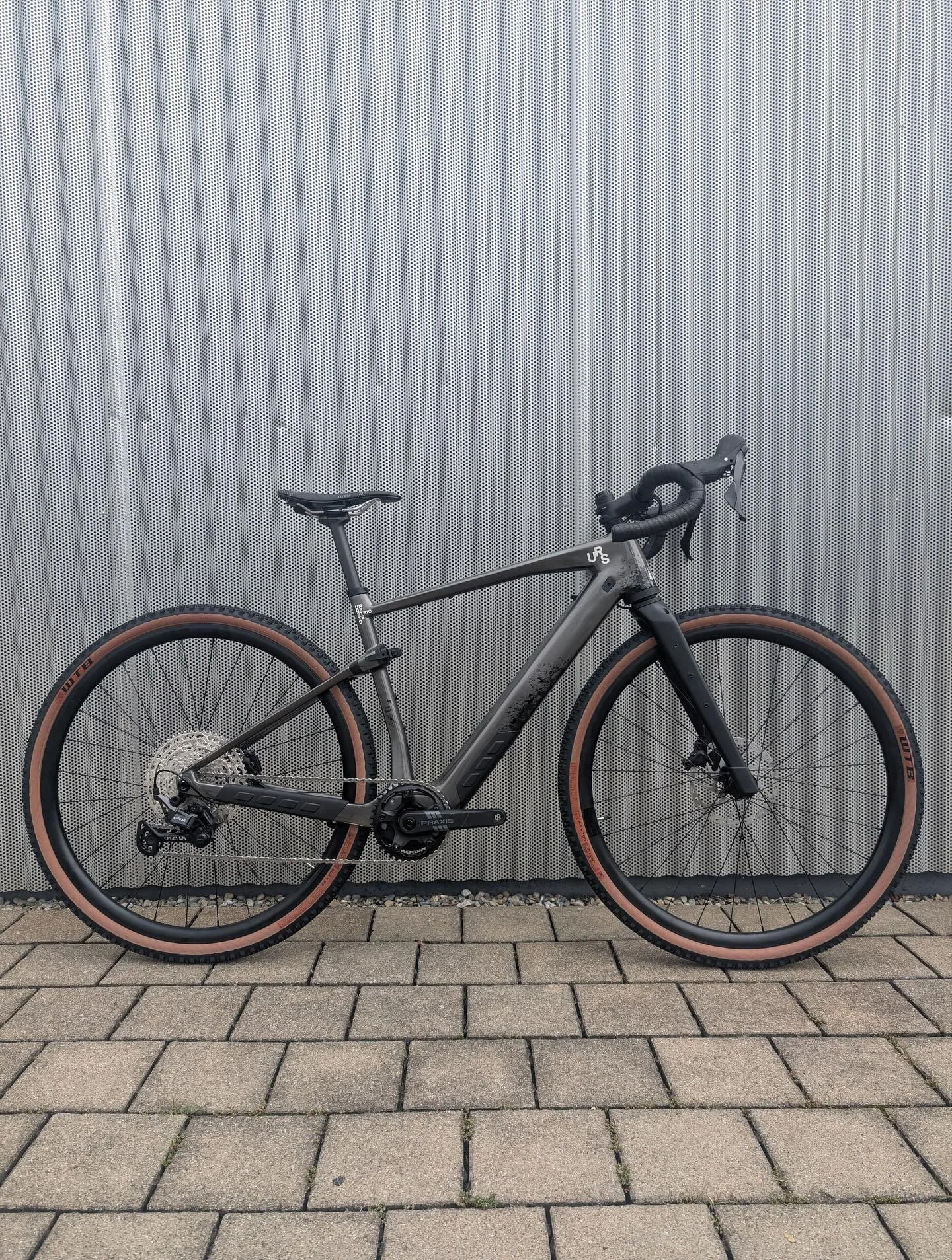 🔋 @ride_bmc URS AMP TWO ⚡️ 

Leicht, agil, kompromisslos &mdash; das neue BMC URS AMP TWO bringt dich &uuml;ber alle Wege mit maximaler Effizienz.
Mit integriertem TQ-HPR60-System, MTT-Micro-Travel-Federung und Shimano GRX-RX820-Schaltung ist man be