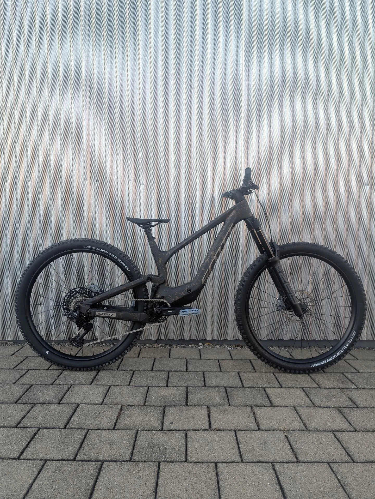 Frisch eingetroffen: @bikeonscott Ransom 910.
Leichter Carbon-Rahmen, Fox 38, Nude-D&auml;mpfer, SRAM GX Eagle und ein Setup, das sowohl bergauf als auch bergab maximale Kontrolle liefert. ⛰️
Ein Enduro f&uuml;r alle, die keine Kompromisse wollen 🙌?