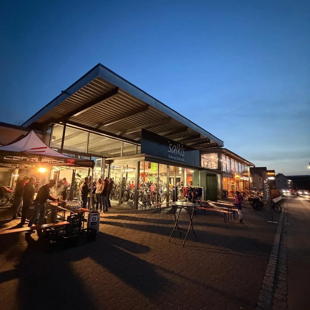 Danke an alle, die bei unserer MOVE-Shopping-Night dabei waren! 🚴🏻&zwj;♂️✨

Wir sind begeistert und dankbar einen tollen Abend voller Radsport-Energie, guter Gespr&auml;che und echter Begeisterung.

Gemeinsam mit MOVE durften wir einen Abend gestal