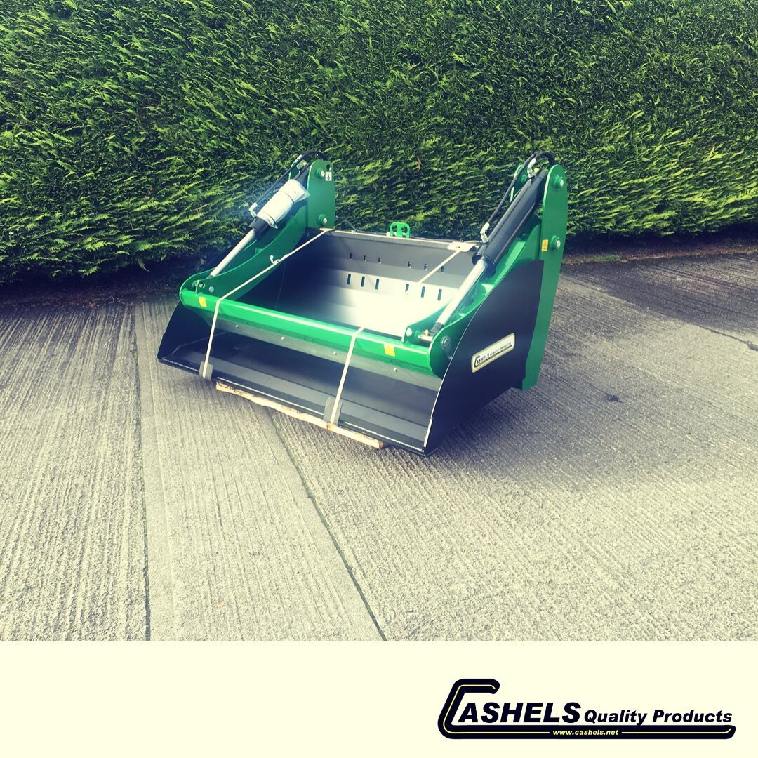 Cashels patented Bale Cutter &amp; Film Catcher shown here with optional quick-attach Meal Bucket. #cashels #ireland #balehandling #bales #silage #silage22 #silage2k22 #roundbales #wrappedbales #haybales #strawbales #farming #farmlife #engineering #m