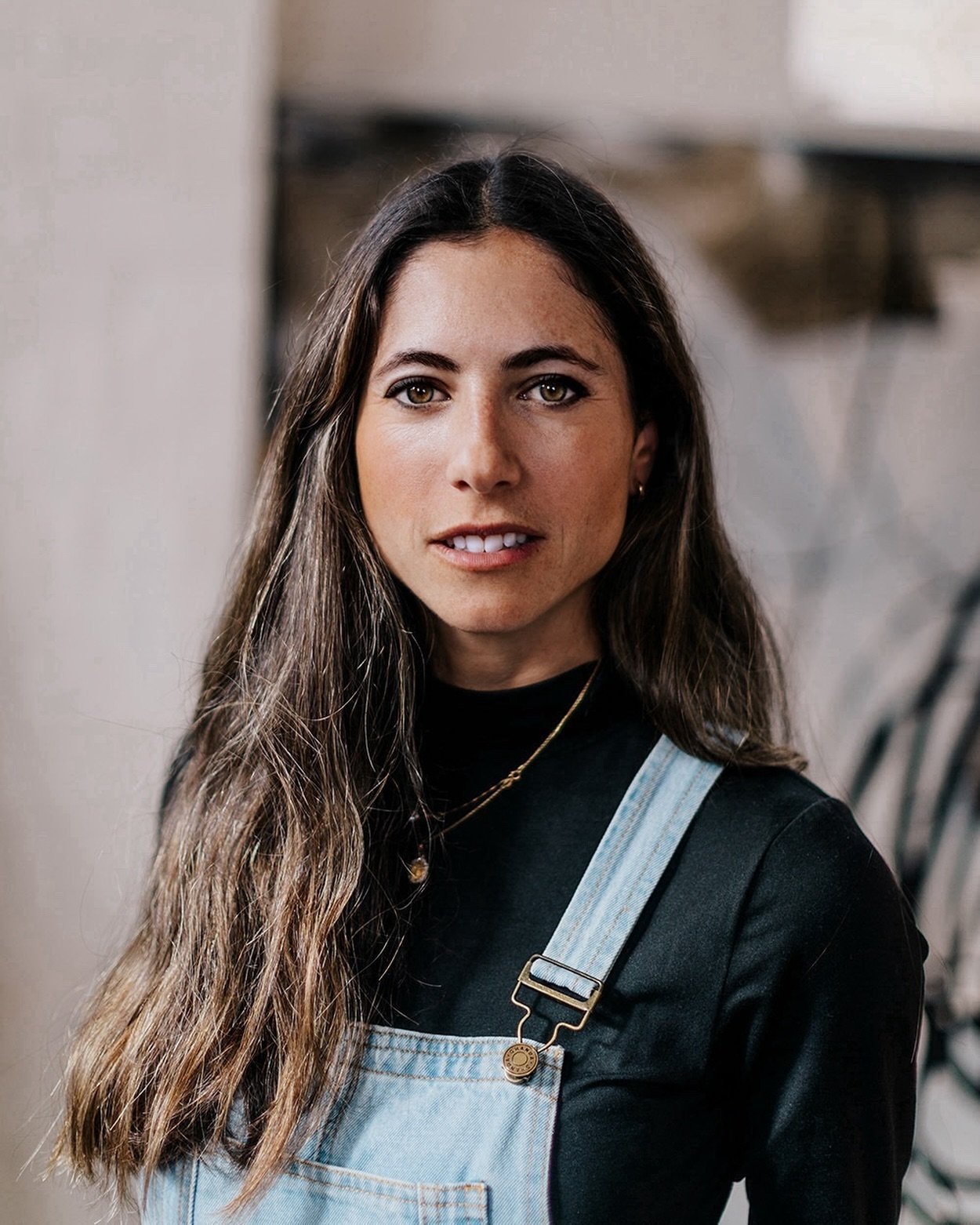 A memory to cherish! In my studio at North Head, Manly, on a painting day, I received a visit from @jackephillips and captured a portrait at my 33 years old, wearing my characteristic painting overalls and a long sleeve for those chilly days ✨
.
.
.
