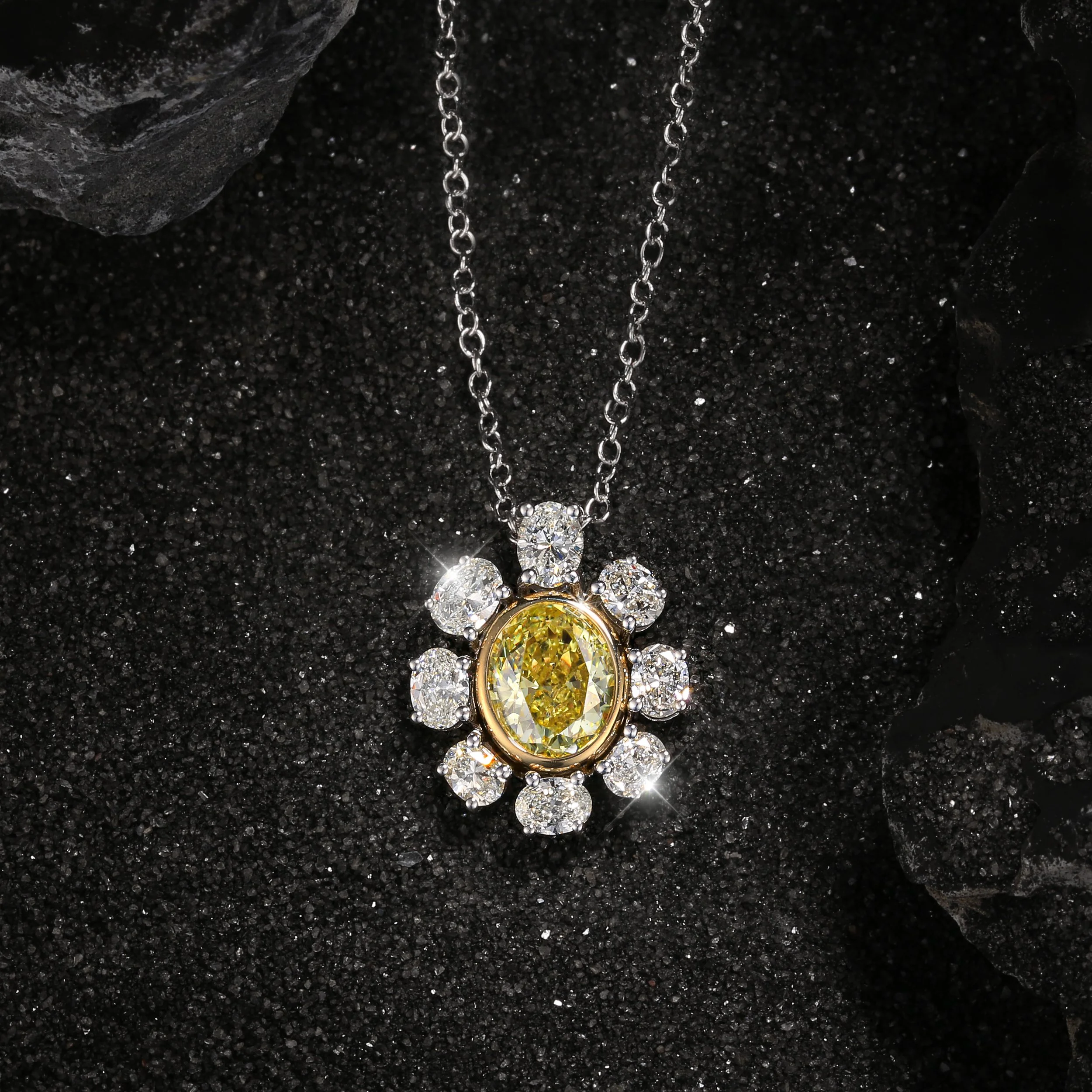 Oval pendant_DesertDiamonds_M3C4052.jpg