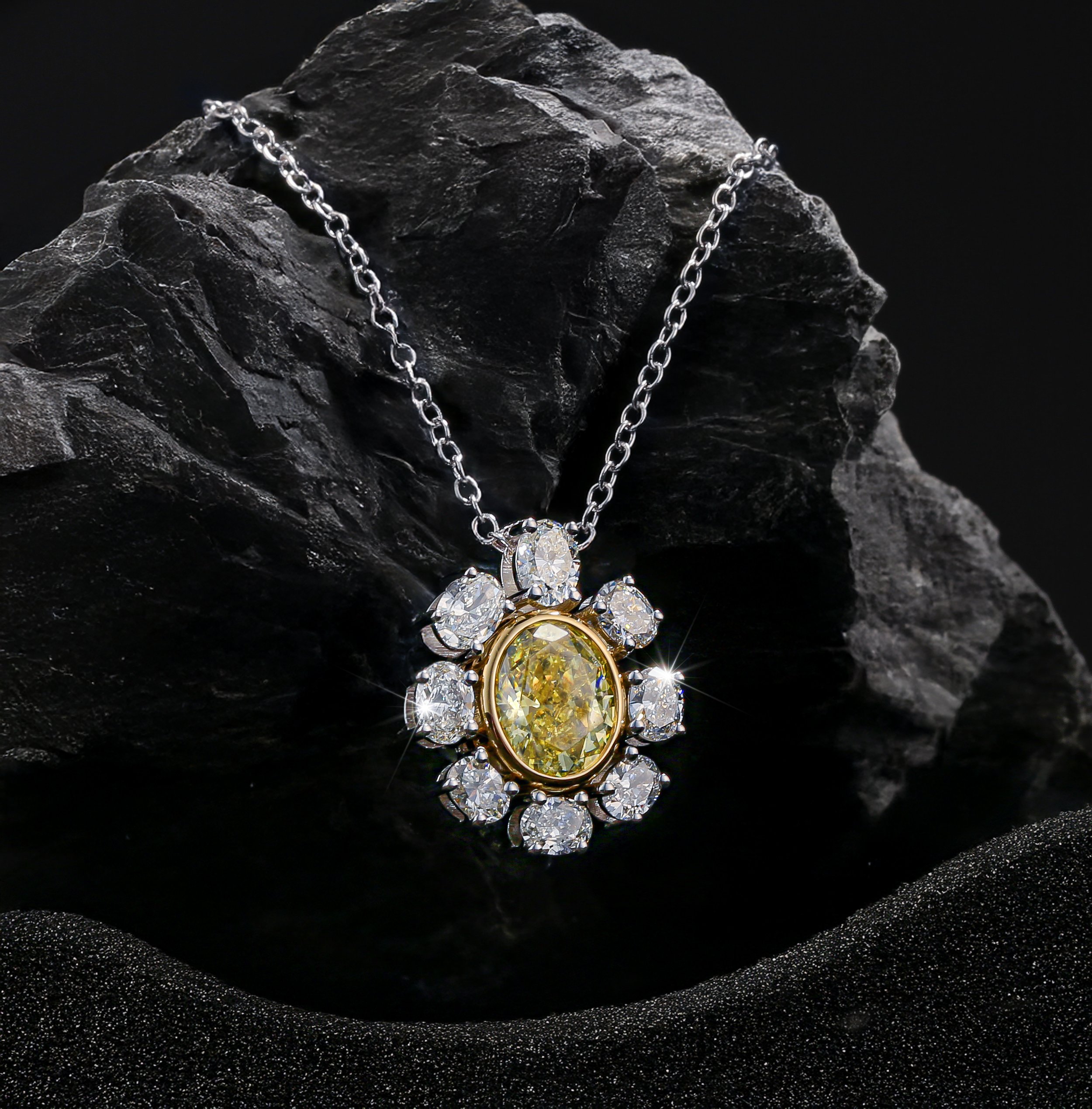 Oval pendant_DesertDiamonds_2jpg.jpg