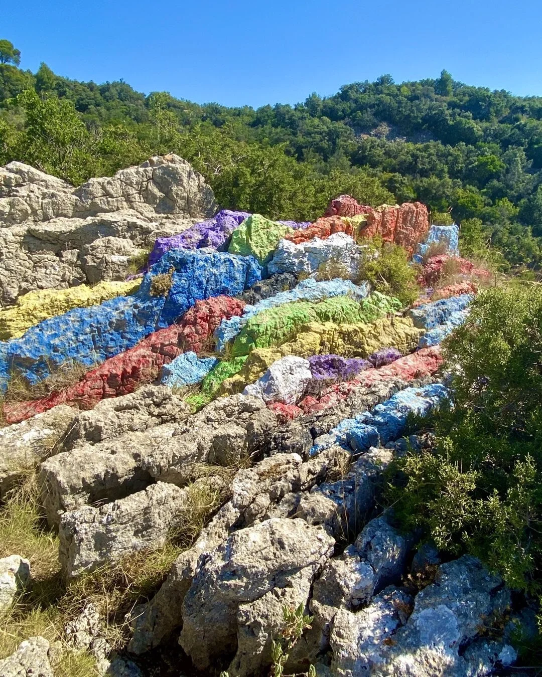 I&rsquo;m in Provence &hellip; where am I??? (Shhht tu sais qui tu es .. ne dis rien!!) If you don&rsquo;t know, I&rsquo;ll take you one day!!! Happy hiking!! #provencehikes #provencerules #hikewithme #tourwithme #rainbowrock #lovehiddenplaces #myhom