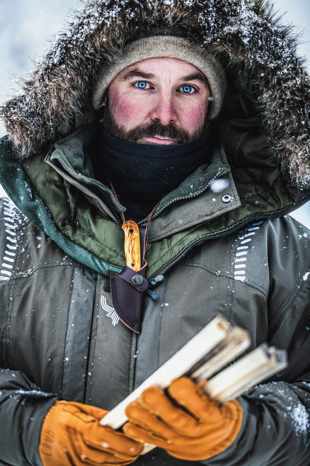 Joe-Porträtt-January-Raptor_Kontrast_Hemsida.jpg