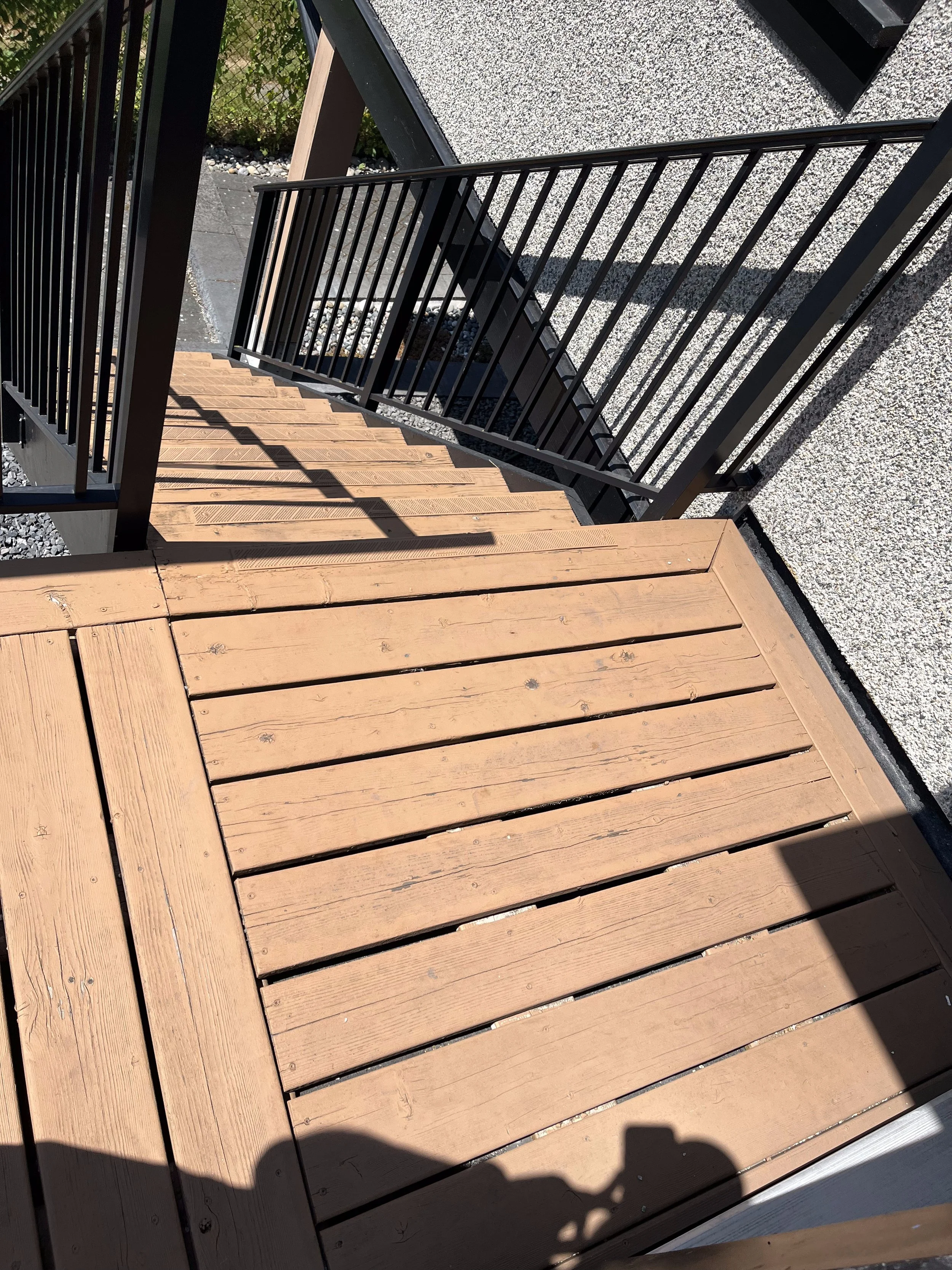 north-vancouver-composite-deck-replacement - Before - 02.jpg