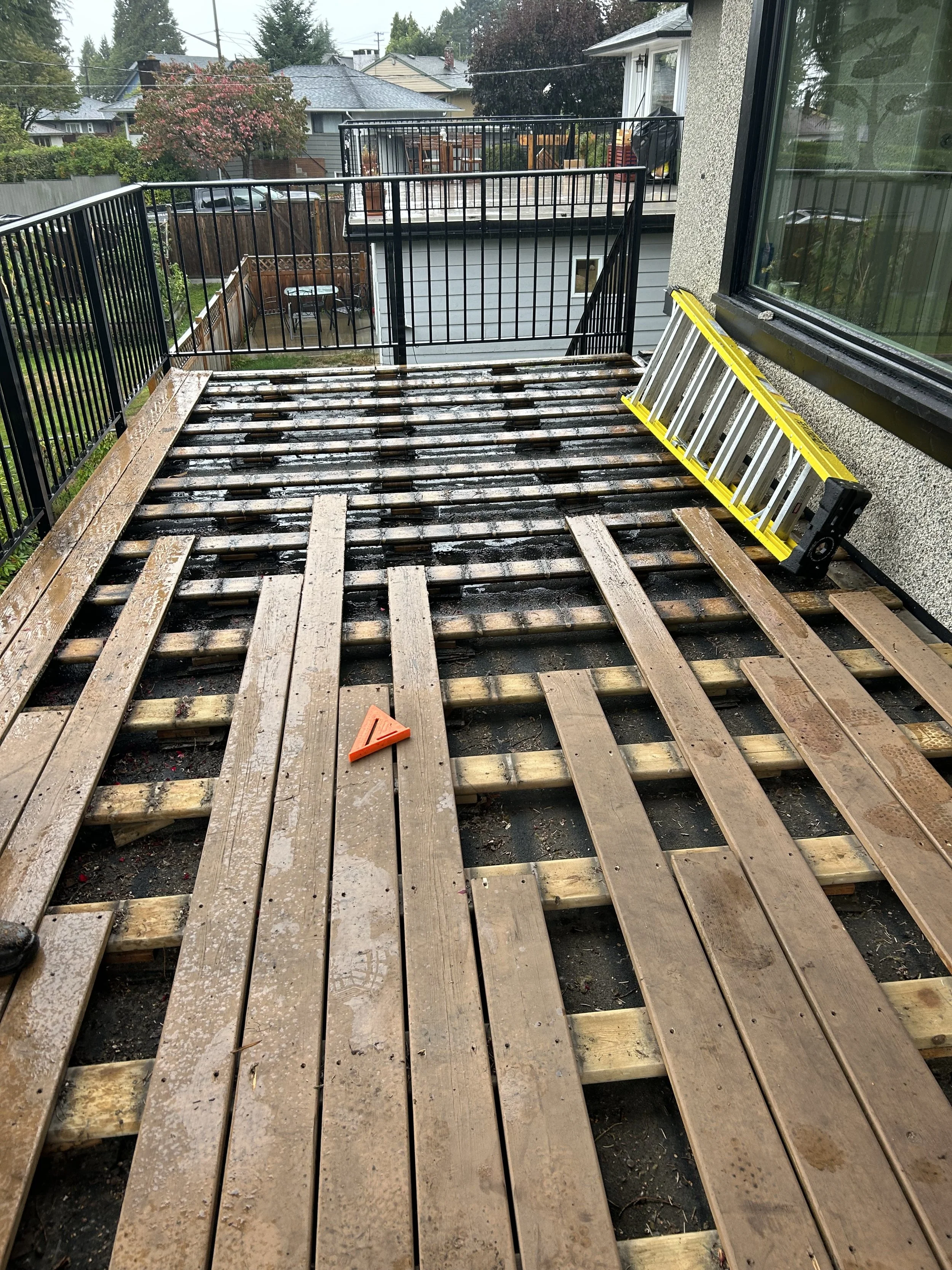 north-vancouver-composite-deck-replacement - Before - 04.jpeg