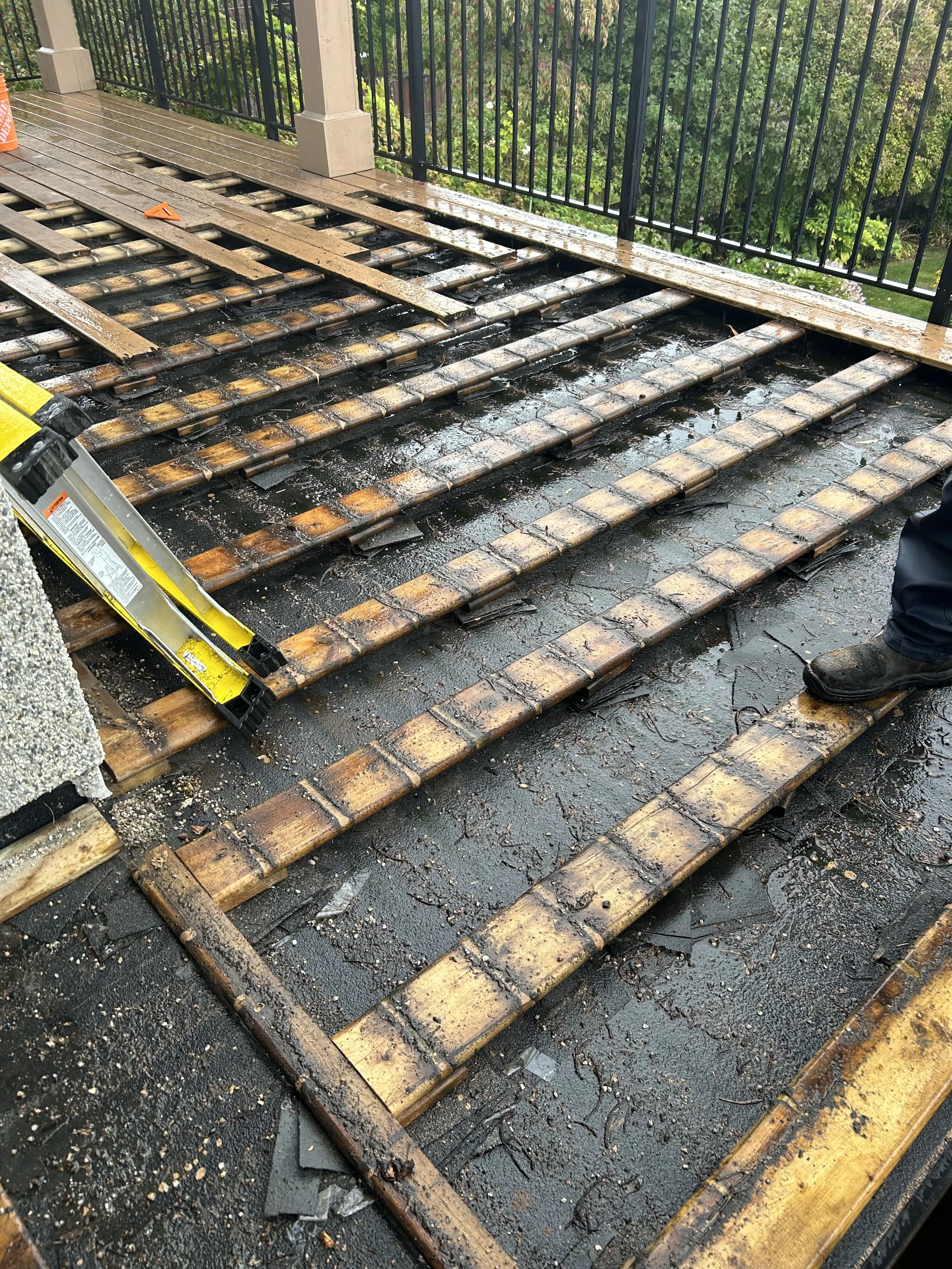 north-vancouver-composite-deck-replacement - Before - 03.jpeg