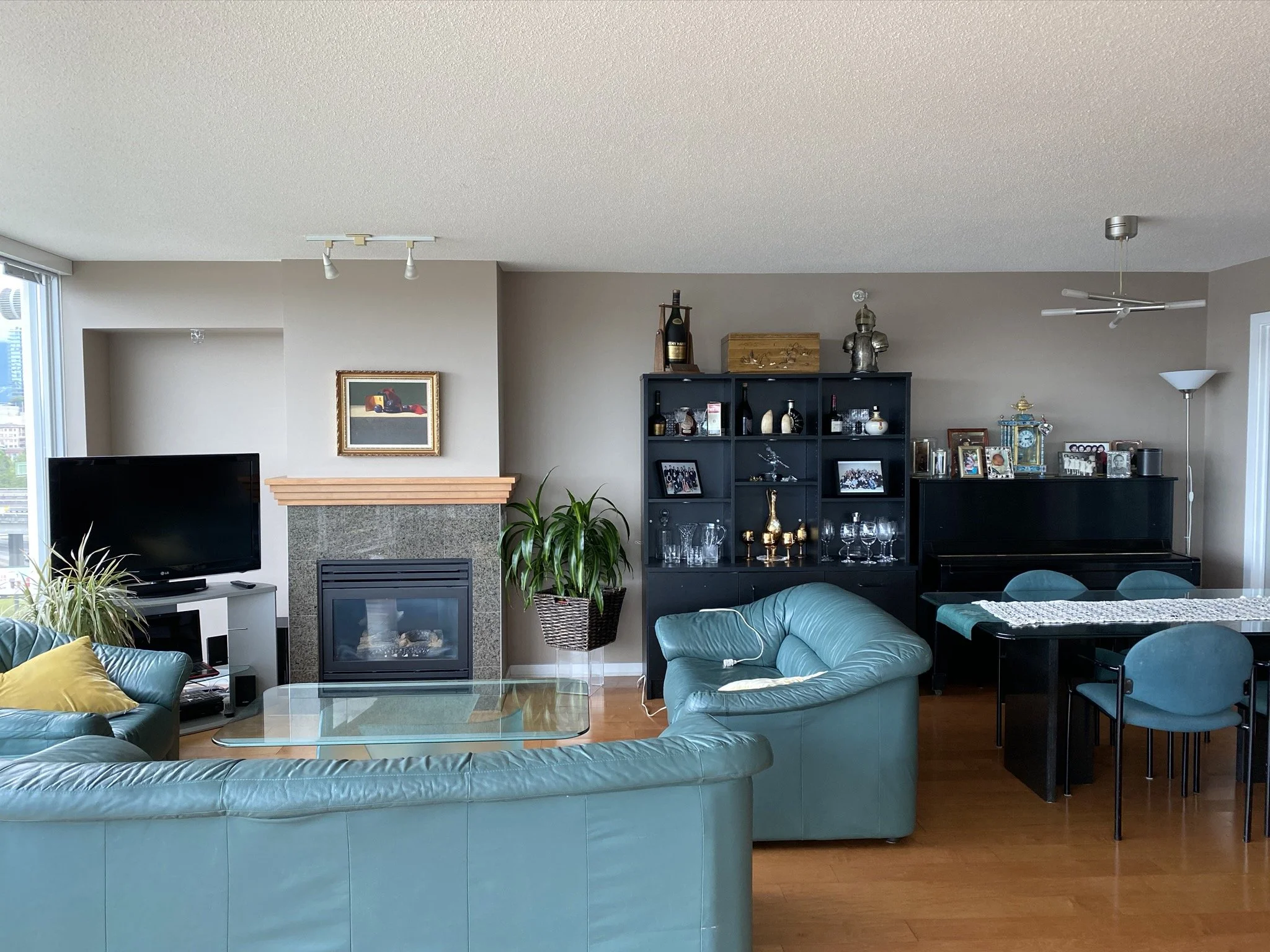 false-creek-condo-renovation - Before - 01.jpg