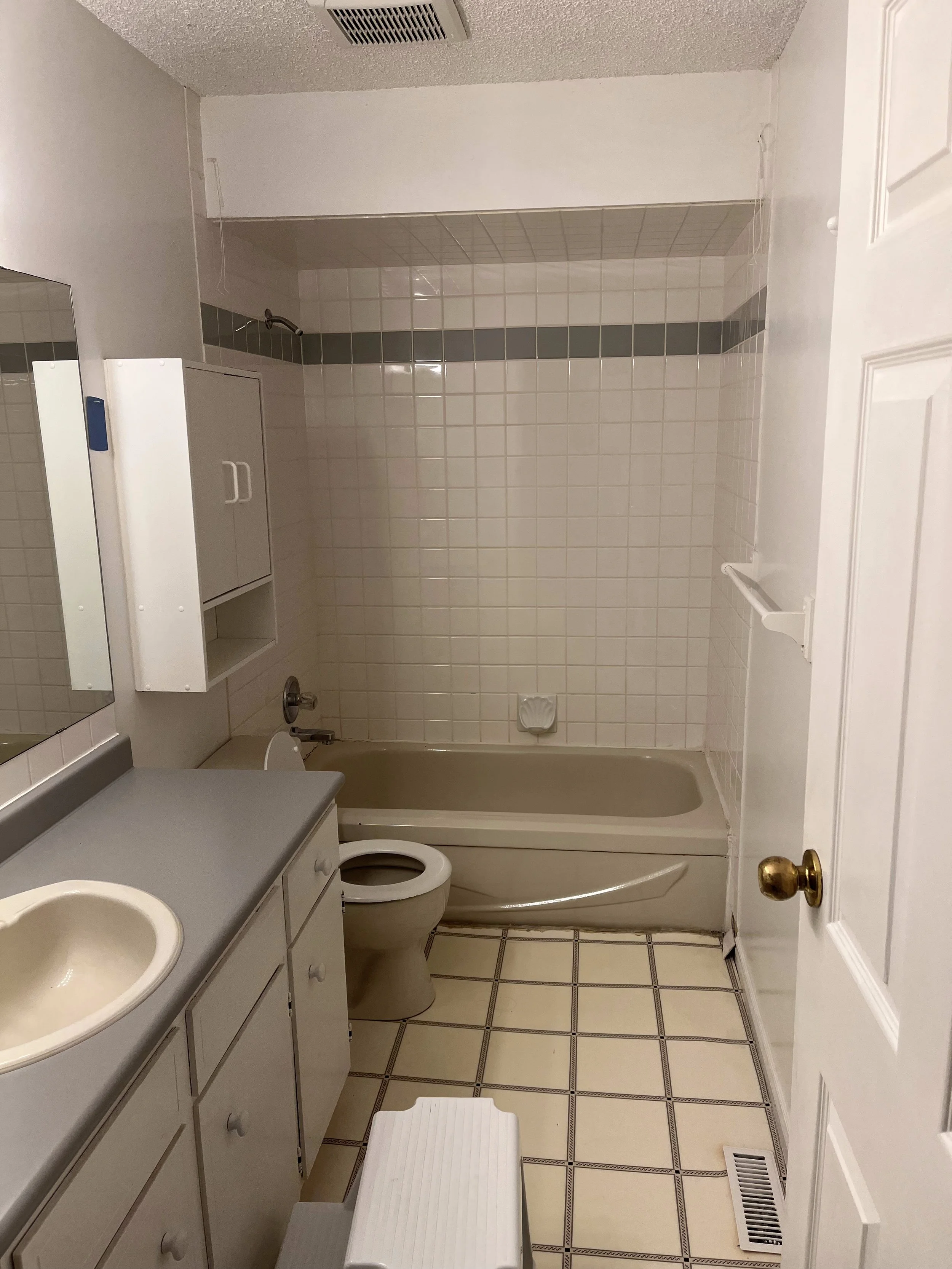 north-vancouver-kids-bathroom-renovation - Before - 03.jpg