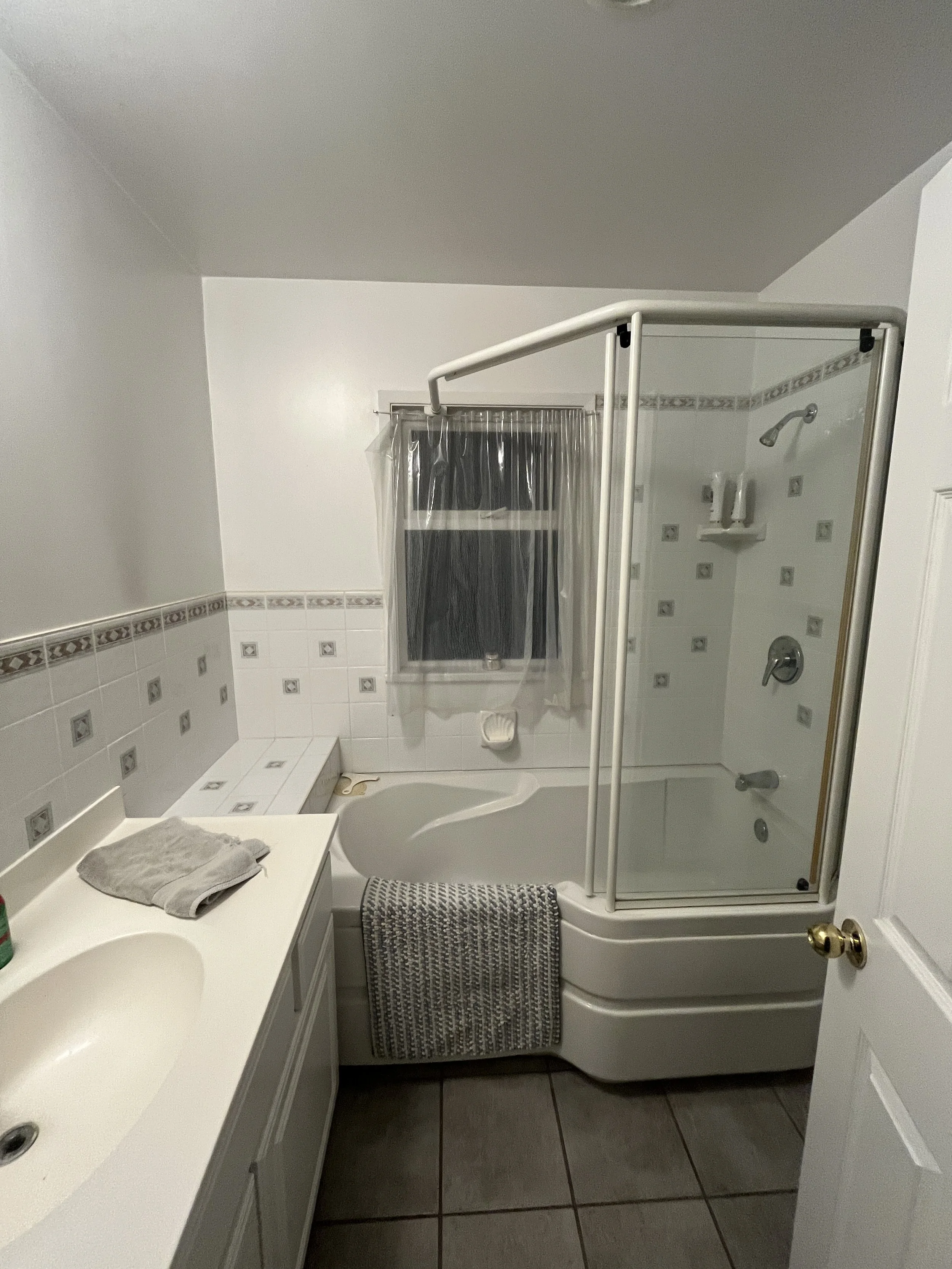 north-vancouver-galley-kitchen-bathroom-renovation - Before - 02.jpg