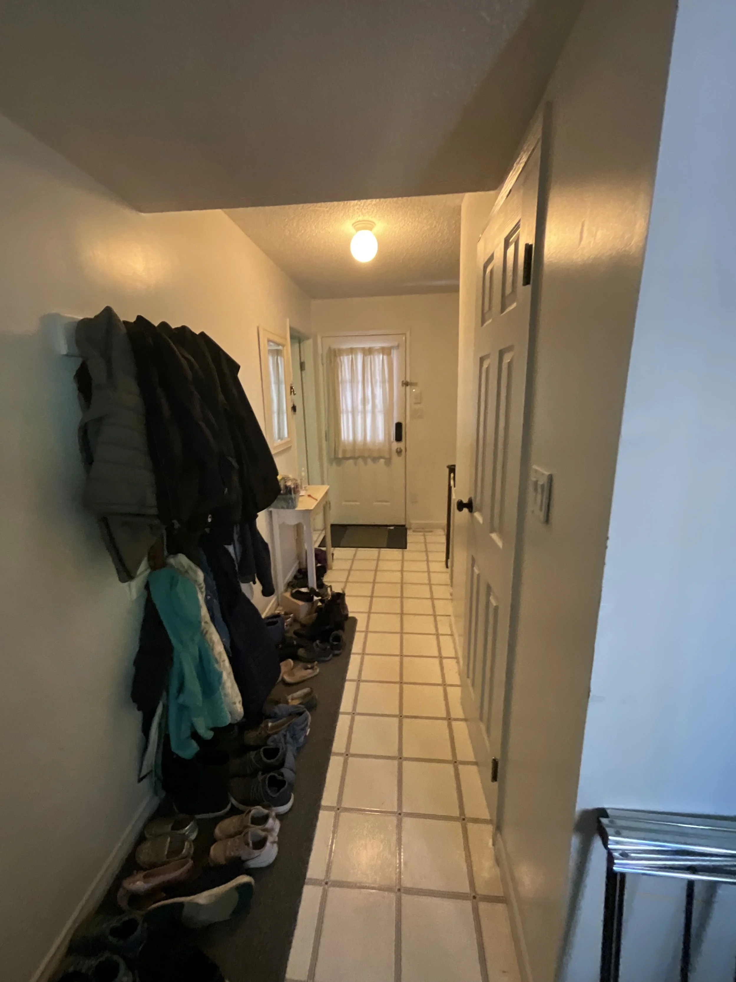 lynn-valley-split-level-interior-renovation - Before - 02.jpg