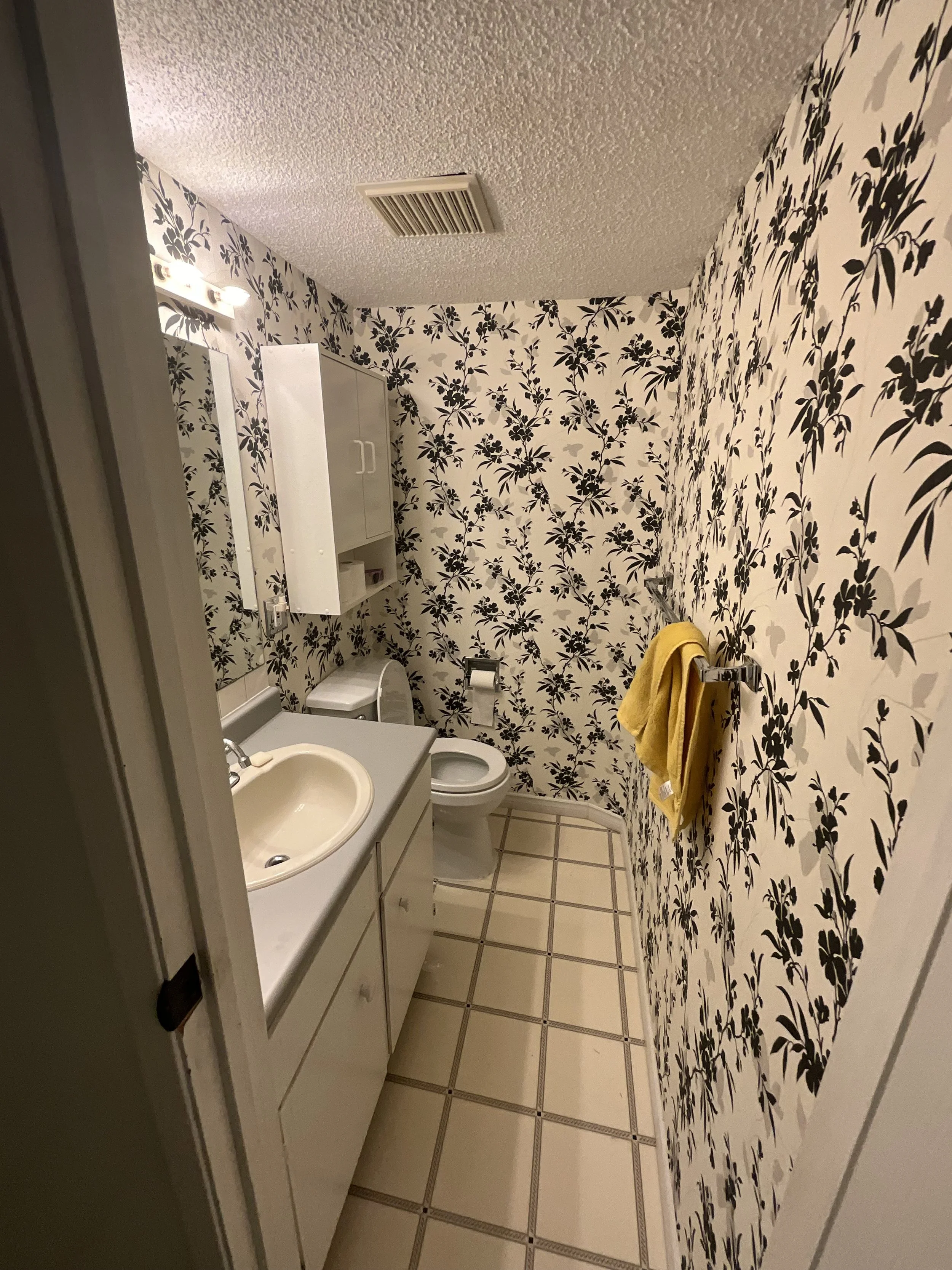 lynn-valley-split-level-interior-renovation - Before - 03.jpg