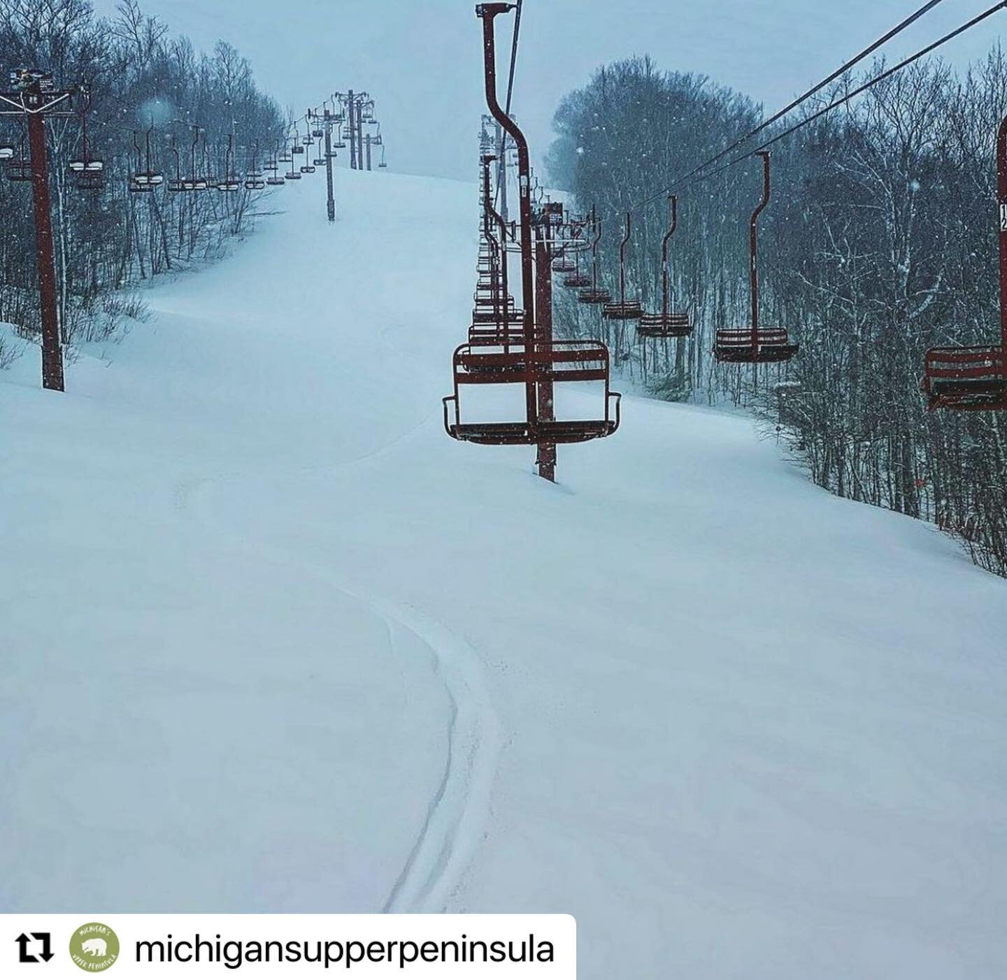 Ski Capital of the Midwest. ❄️⛷ @bigpowderhornmtn 🏔 
📸: @swingindranch 
#michigansupperpeninsula #upperpeninsula #upperpeninsulamichigan #uppermichigan #yooper #greatlakes #greatlakesstate #lakesuperior #truenorth #ski #winter #puremichigan #explor