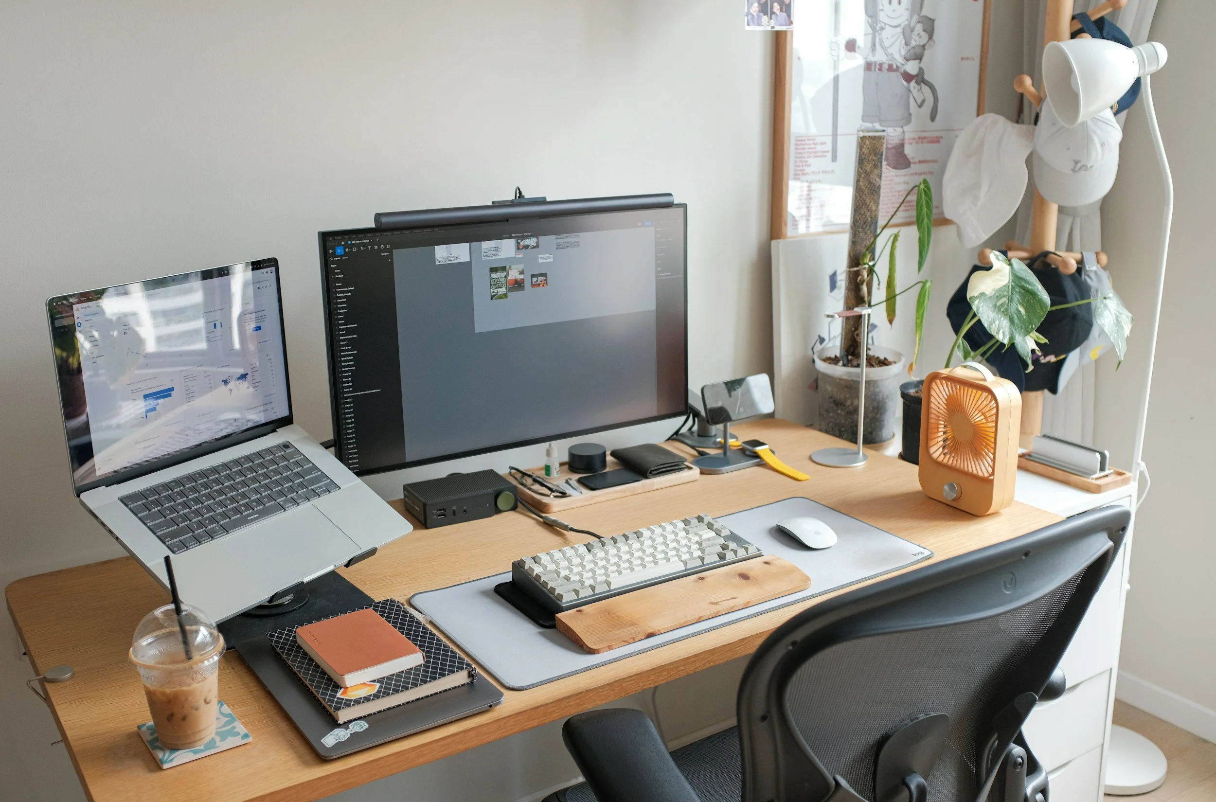 Un escritorio designado también es una excelente opción si trabajas de forma remota y necesitas un lugar cómodo, silencioso y profesional que no sea un cafe o el comedor de tu casa.
