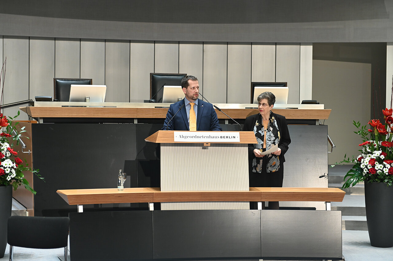  Joel Obermayer, Geschäftsführer von Widen the Circle, und Dr. Judith Obermayer bei der Verleihung der Obermayer Awards 2020. 