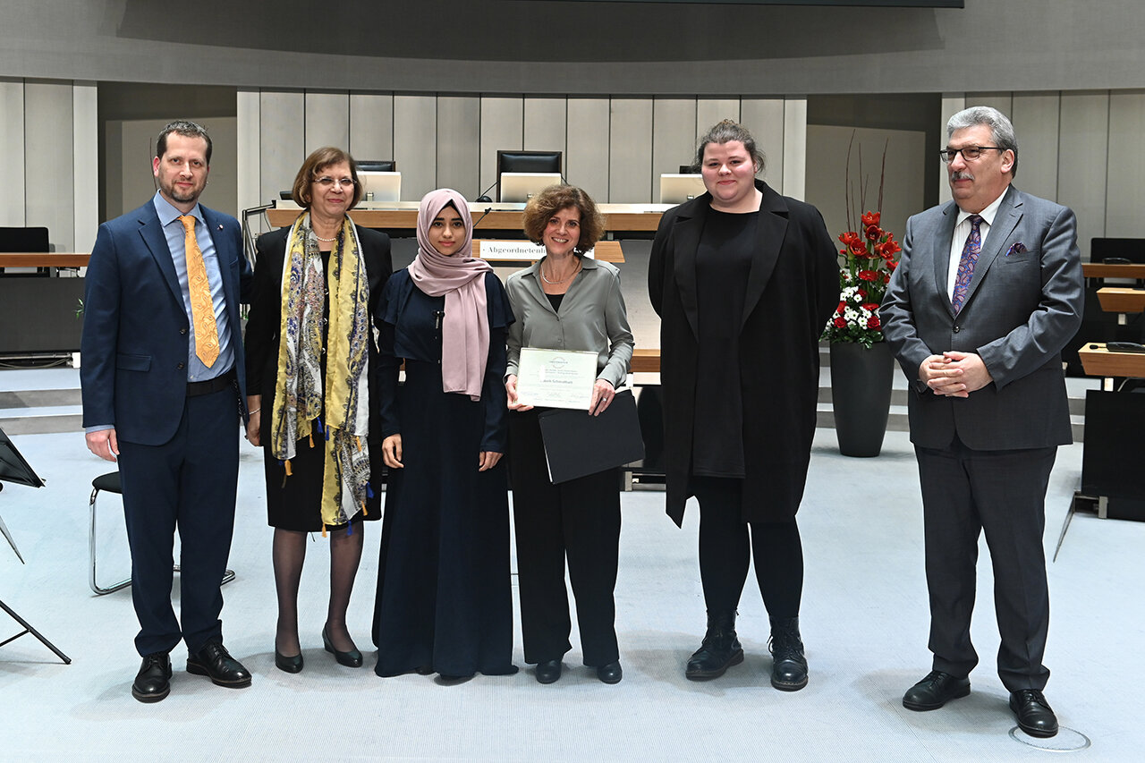  Joel Obermayer, Sara Nachama, and Ralf Wieland (right), president of the Berlin Parliament, with 2020 award recipient teacher Sabeth Schmidthals and her students. 