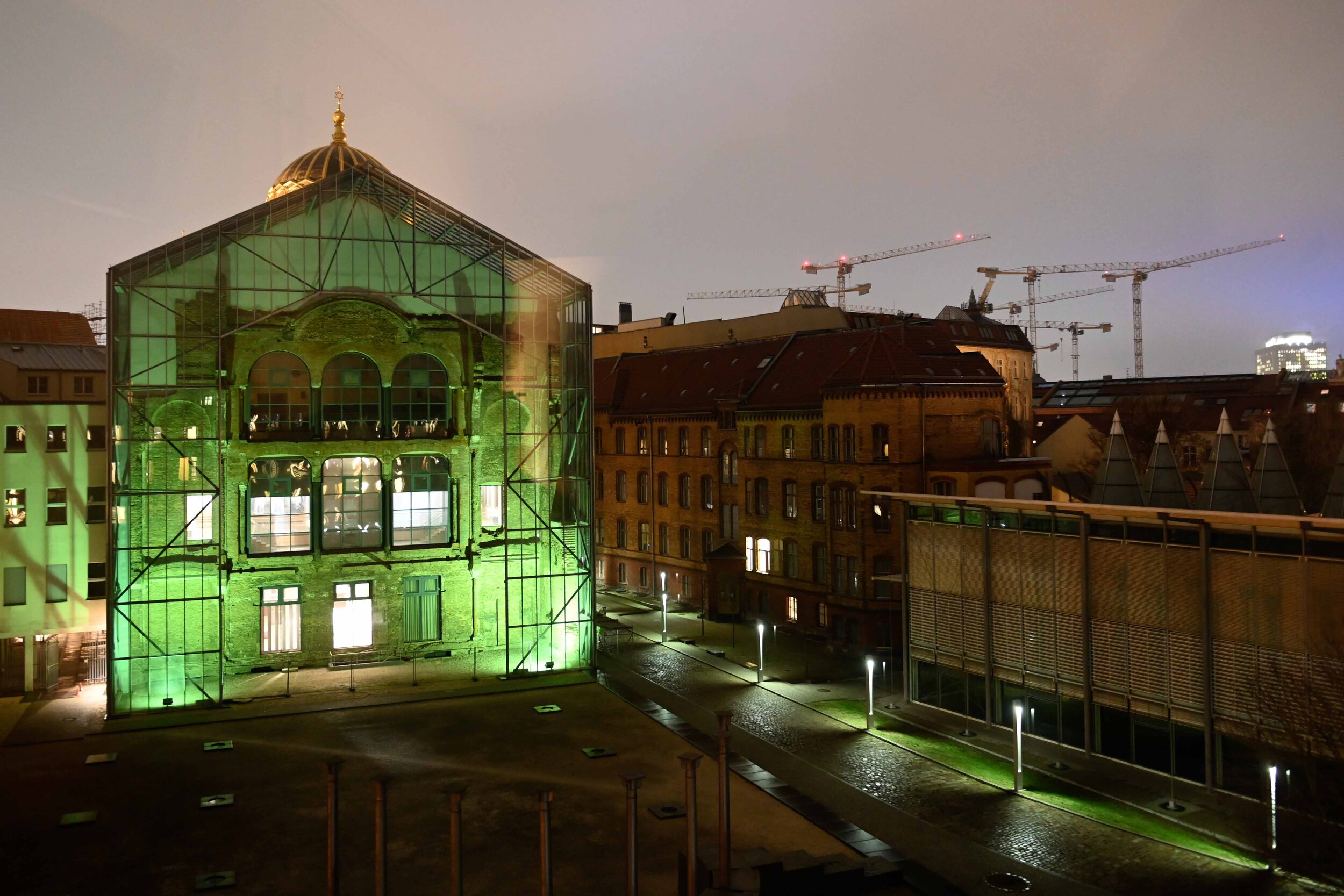 Visiting_2020_tour_synagogue_alit.jpg