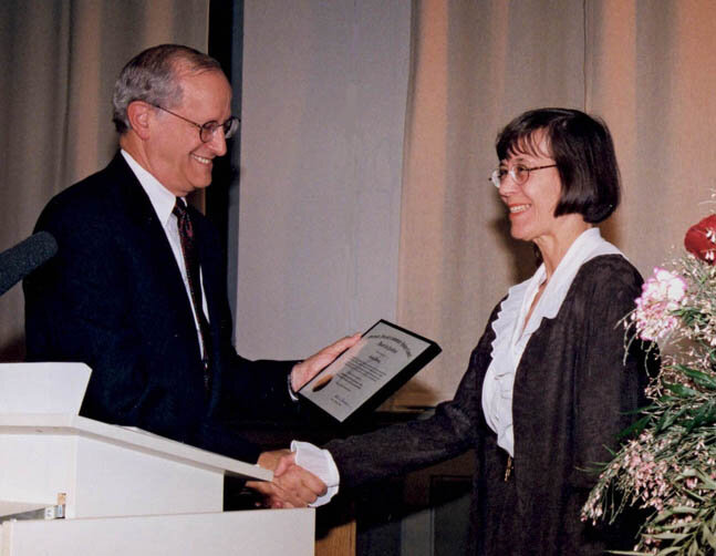  Arthur Obermayer presents an award to Gisela Blume at the first Obermayer Awards ceremony in 2000. She spent years renovating a Jewish cemetery in the city of Fürth, among many other accomplishments. 