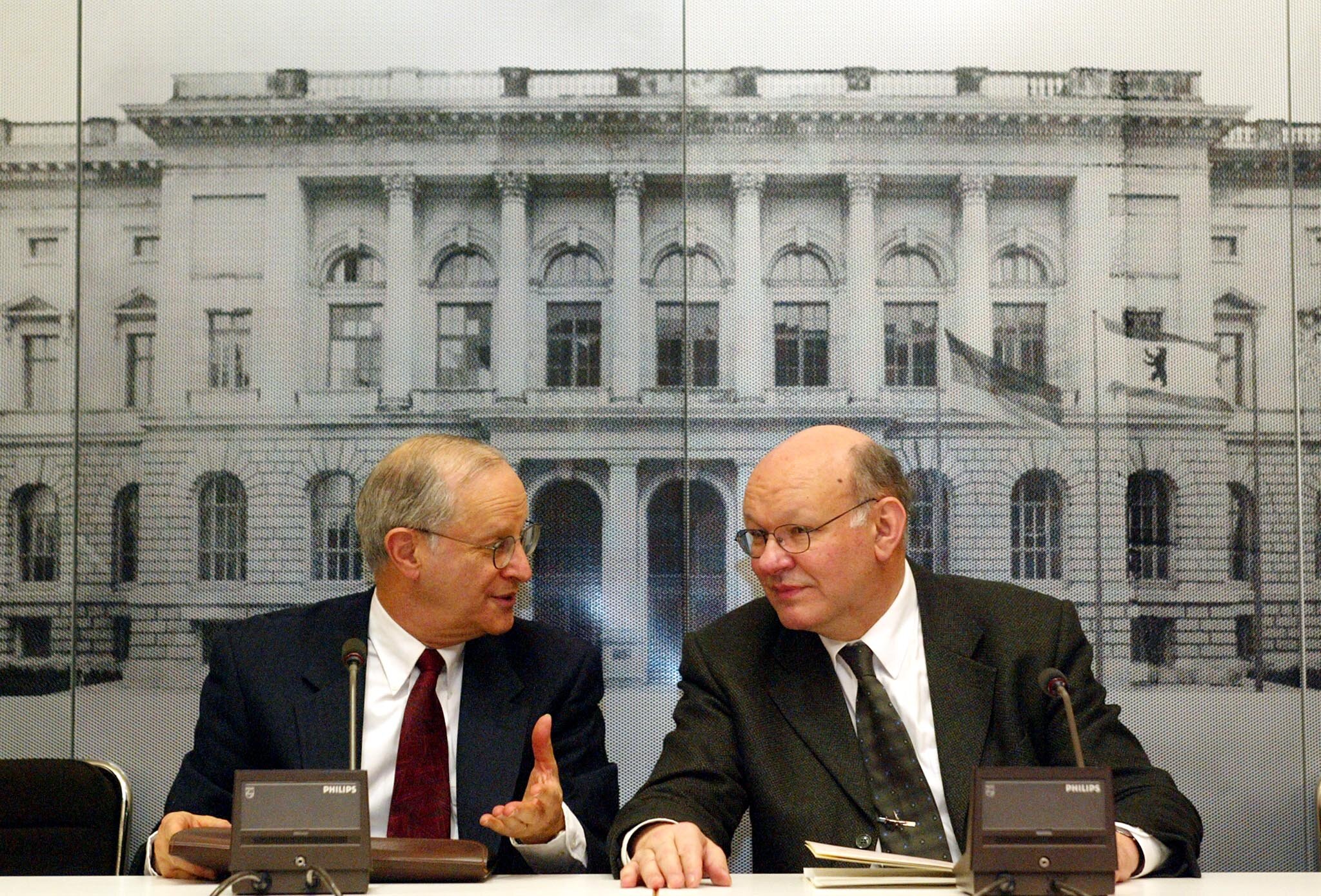  Arthur Obermayer und Walter Momper, damaliger Präsident des Berliner Abgeordnetenhauses, bei einer Pressekonferenz zur Verleihung der Obermayer Awards im Jahr 2003. Momper war maßgeblich daran beteiligt, die Obermayer Awards ins Abgeordnetenhaus zu 