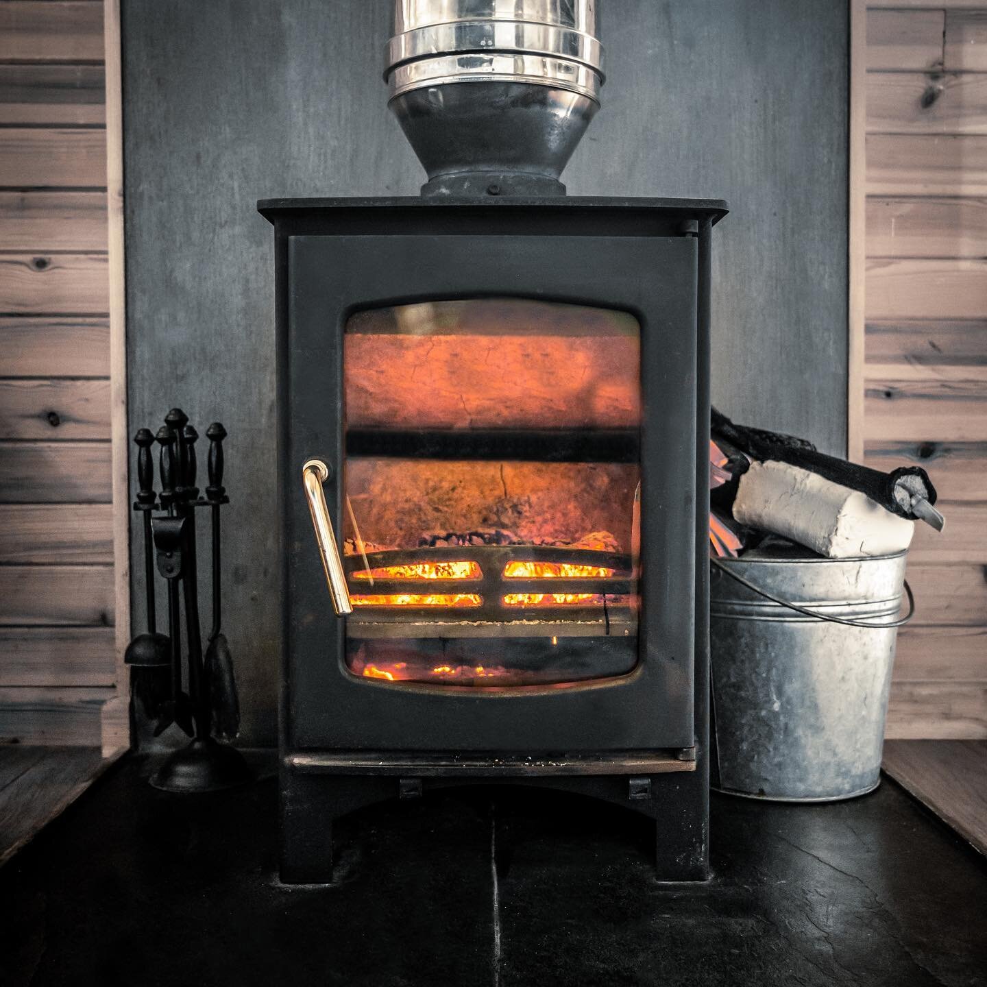 It&rsquo;s that time of year.. cosy is the name of the game here at Ancarraig. Each of our lodges has a log burner to warm your bones after a long walk in the Highland wilderness. Bliss! 😍🔥 

#logburner #cosycabin #logburnerlife #highlandlife #loch