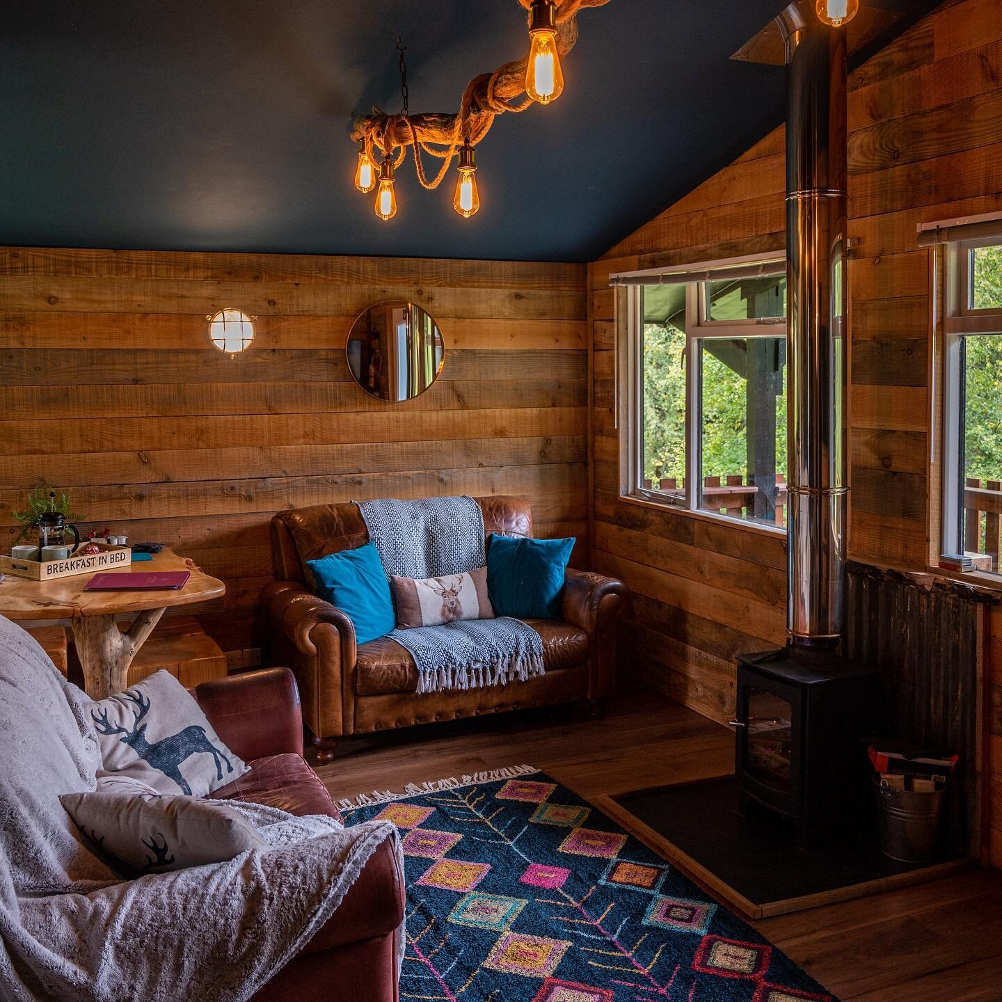 Cosy cabin vibes! Have you stayed in the Wood Hatch yet? Custom designed and renovated by The Bearded Woodworker, we know we are not supposed to have favourites&hellip; but&hellip; 😍🏡

#cosycabin #cabinlife #woodworker #driftwooddecor #woodlandcabi