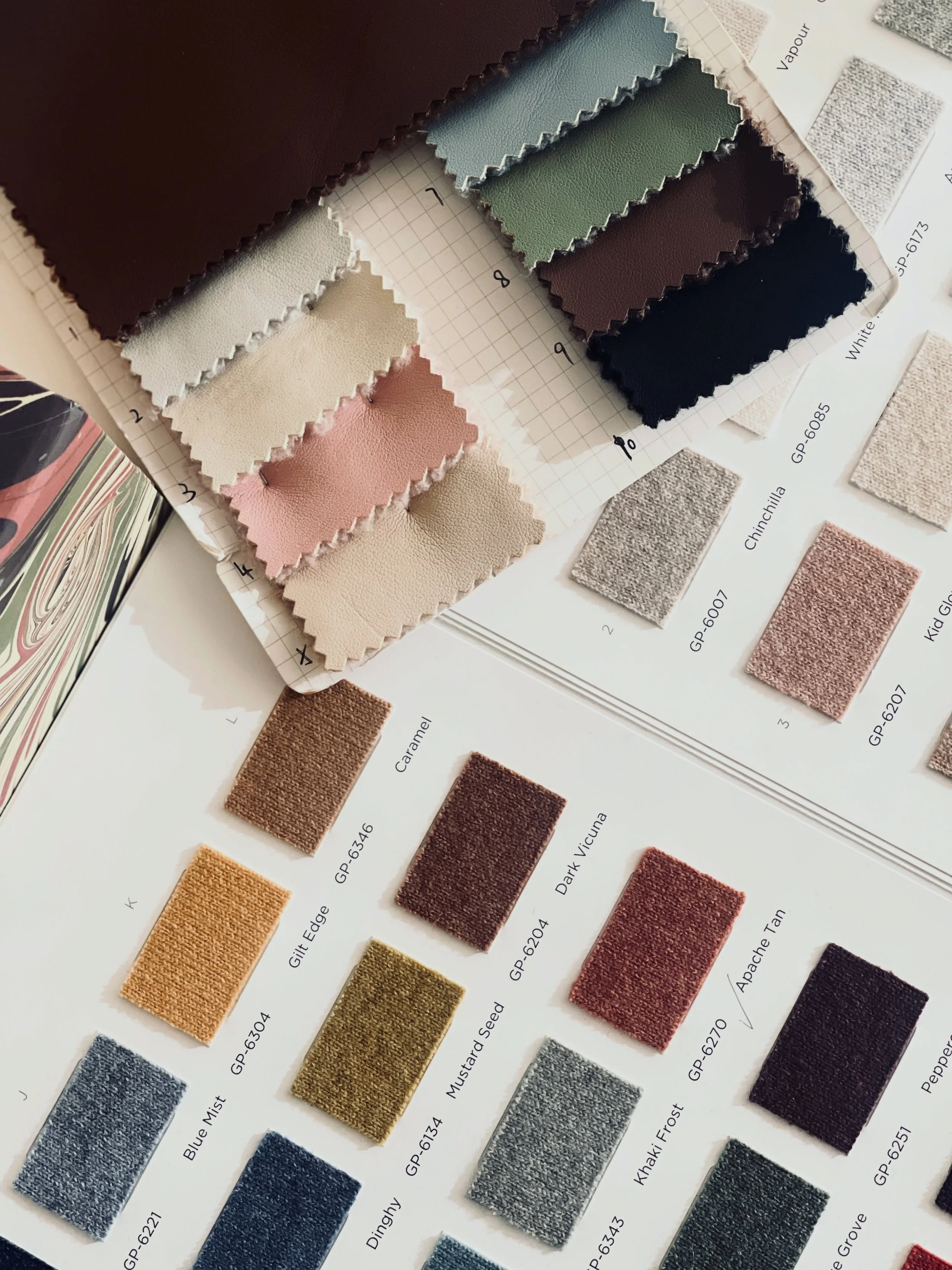 Building a colour story through texture, tone and material.

🖤