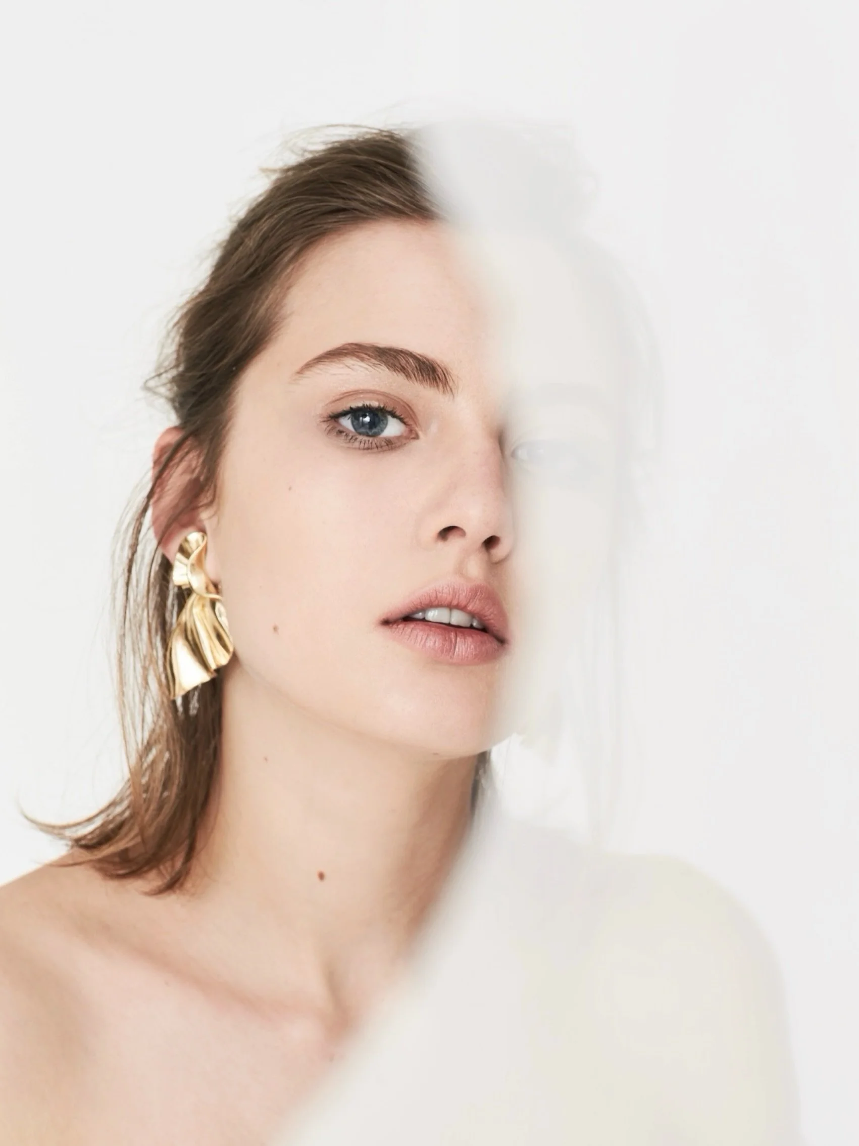 Soft light, minimal styling and one considered detail can be enough to give an image its point of view.

🤎

Creative direction: Tara Cunniffe
Photography: Richard Freeman

#creativedirection #fashionphotography #fashionstyling #visualdirection #fash